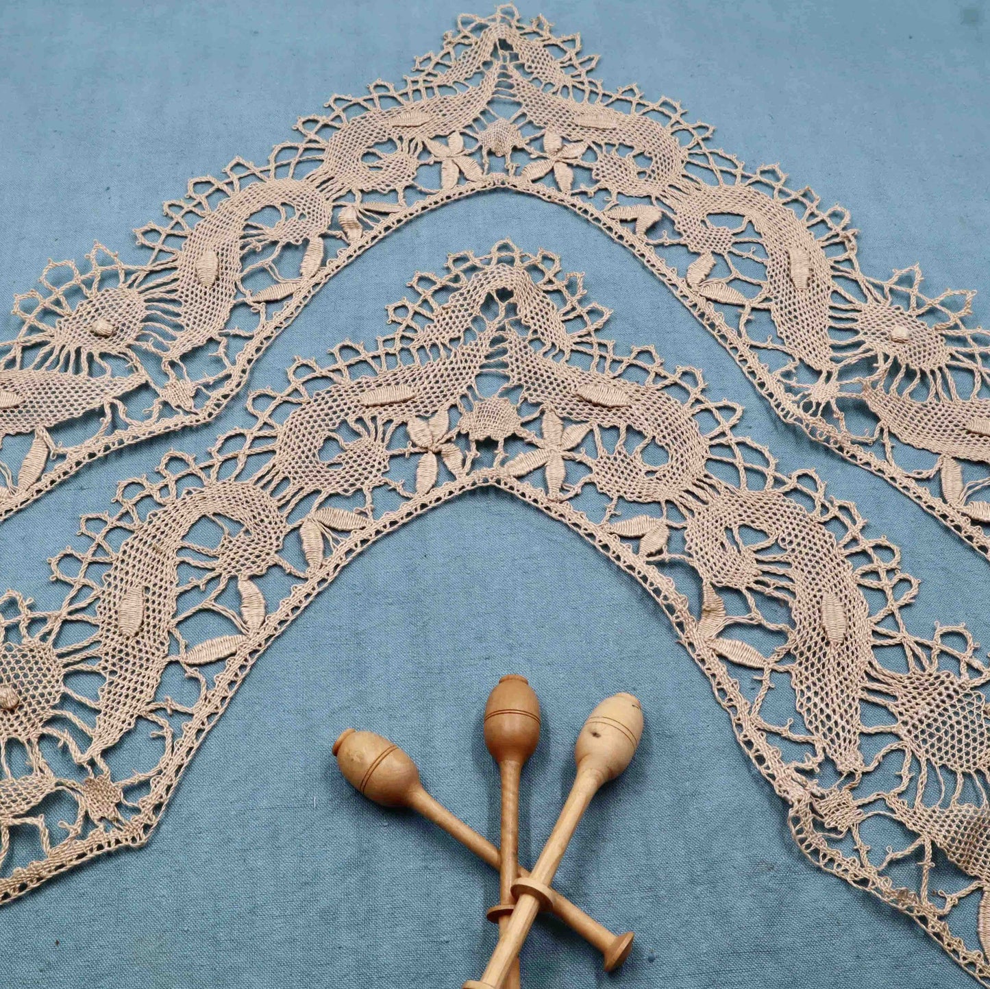 Table Cloth Edging Handmade in Linen Bobbin Lace - Bobbins&Needles