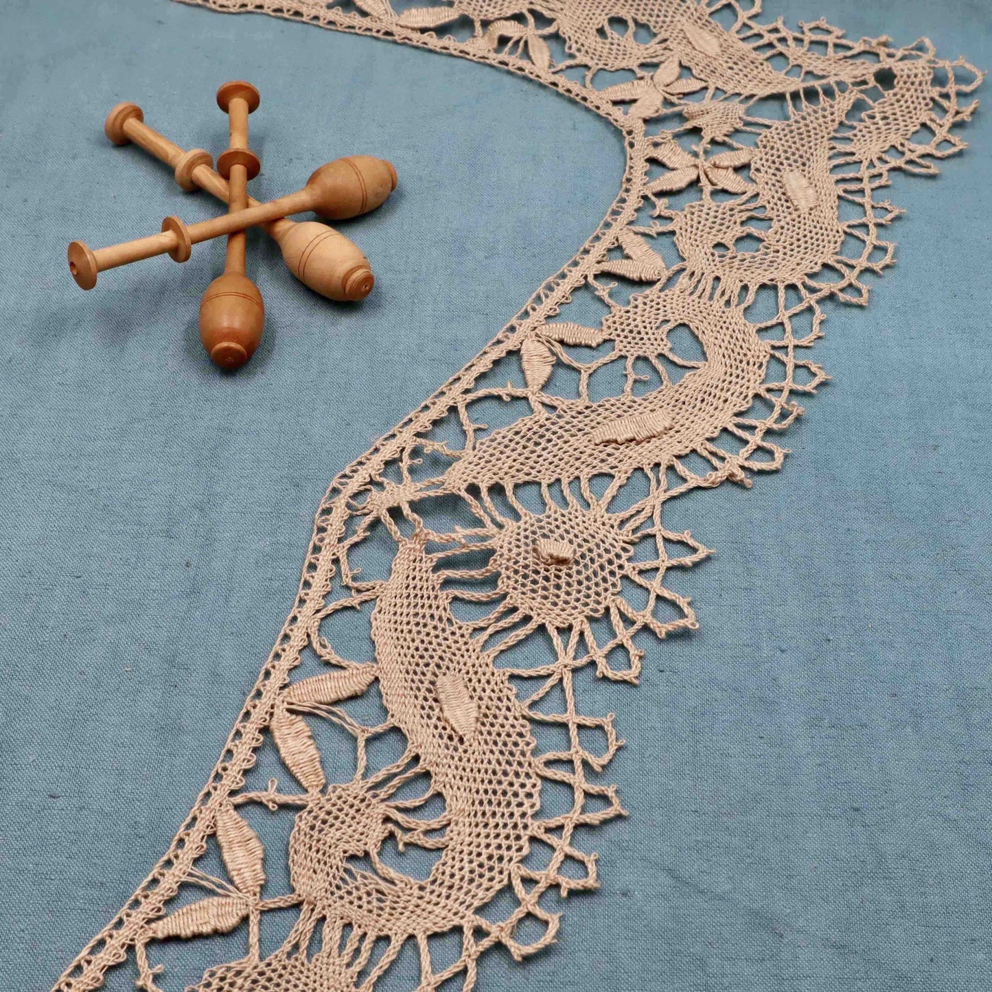 Table Cloth Edging Handmade in Linen Bobbin Lace - Bobbins&Needles
