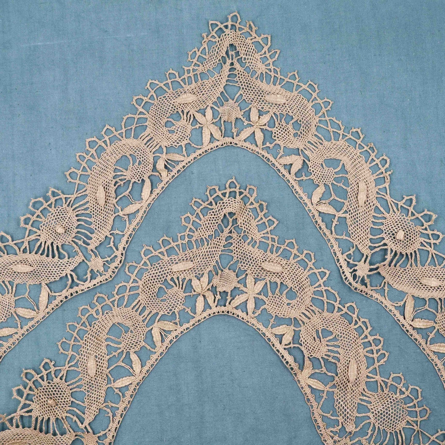 Table Cloth Edging Handmade in Linen Bobbin Lace - Bobbins&Needles