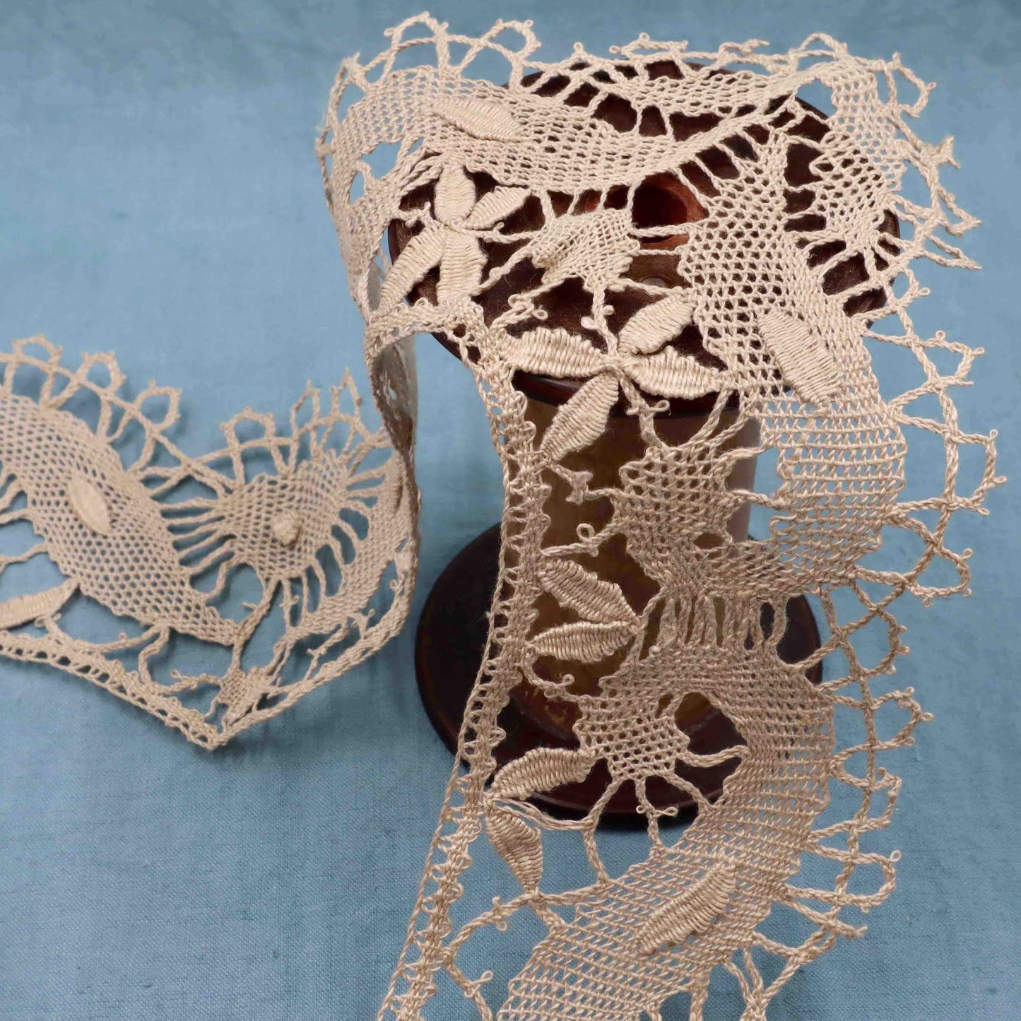 Table Cloth Edging Handmade in Linen Bobbin Lace - Bobbins&Needles