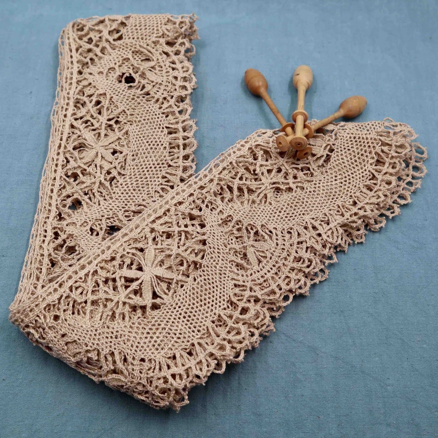 Table Cloth Edging Handmade in Linen Bobbin Lace - Bobbins&Needles