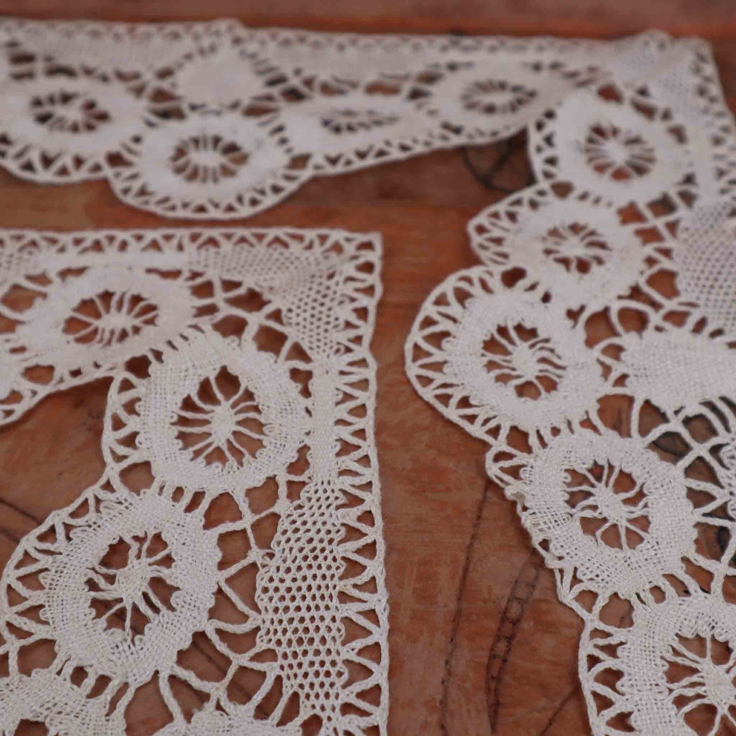 Bed Sheet Edging Handmade in Linen Bobbin Lace - Bobbins&Needles