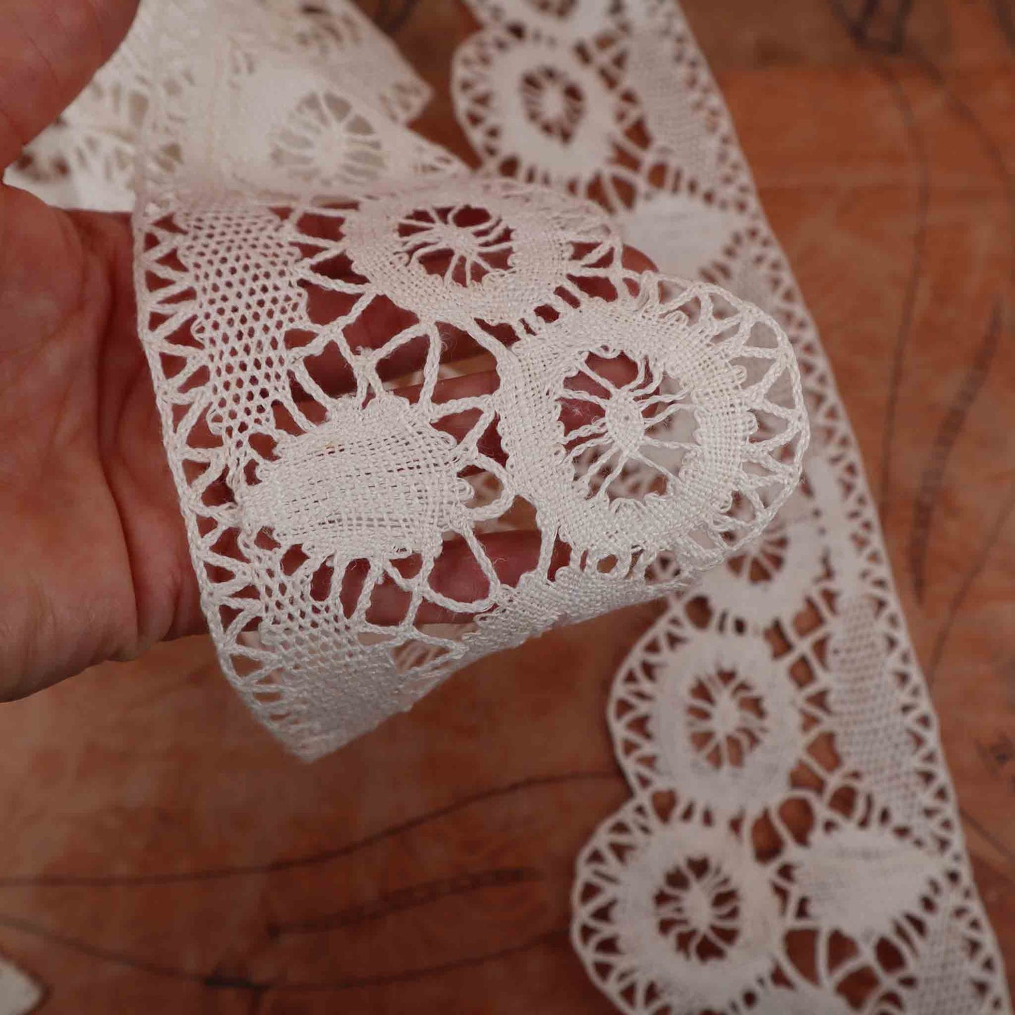 Bed Sheet Edging Handmade in Linen Bobbin Lace - Bobbins&Needles