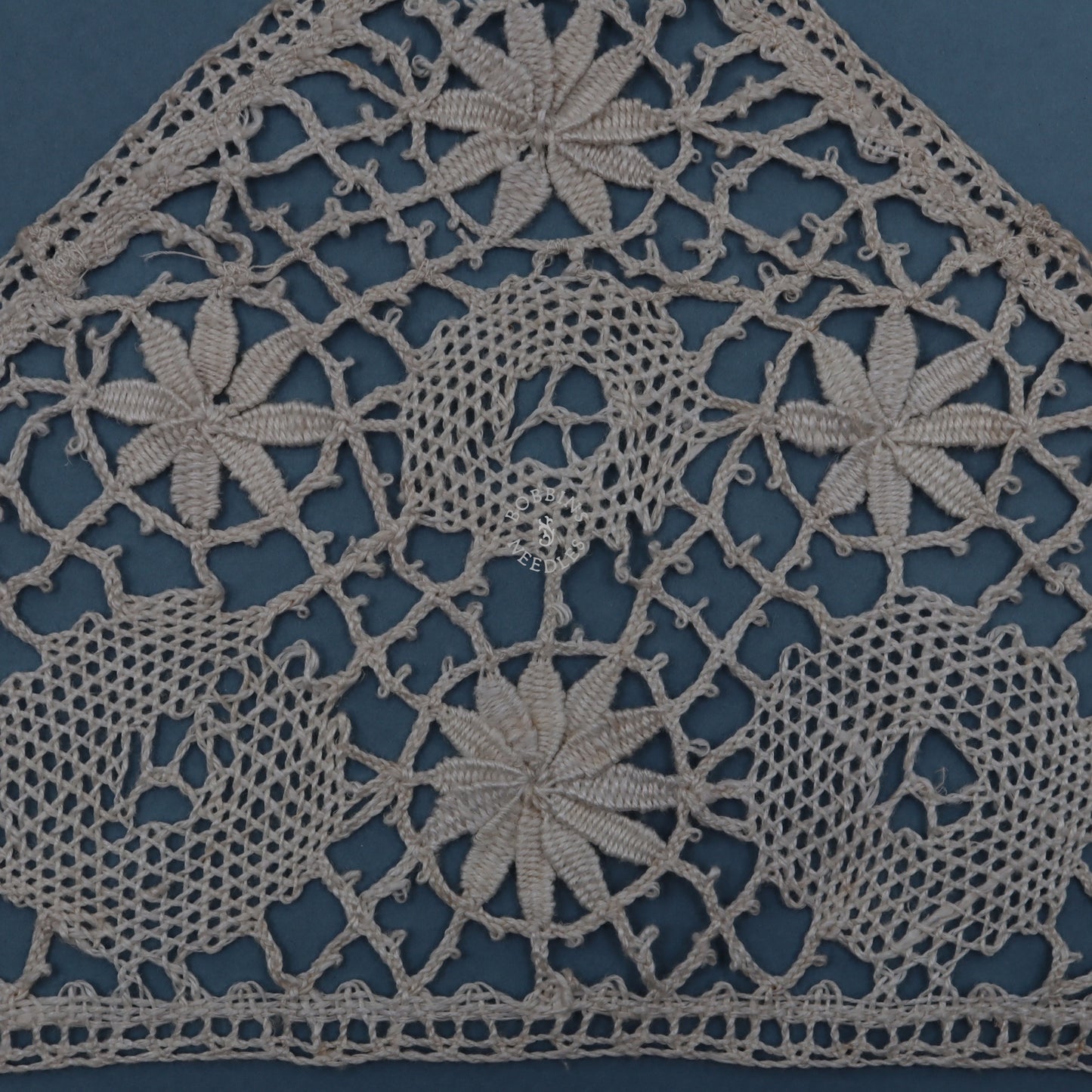 Set of 4 Lace Corners Handmade in Linen – Circle & Star Motifs