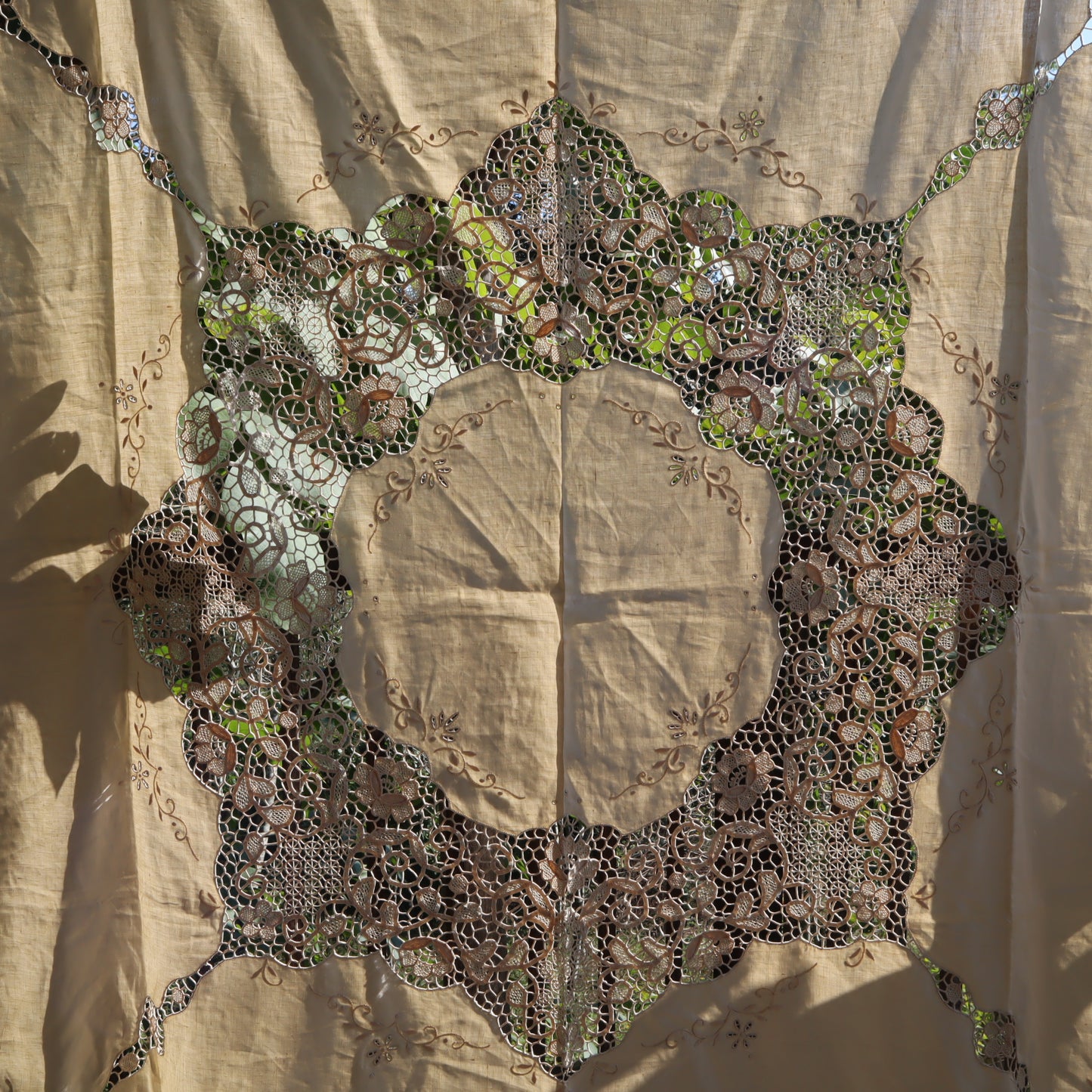 Antique Round Linen Tablecloth with Lace and Cutwork Embroidery – 180 cm with 8 Napkins