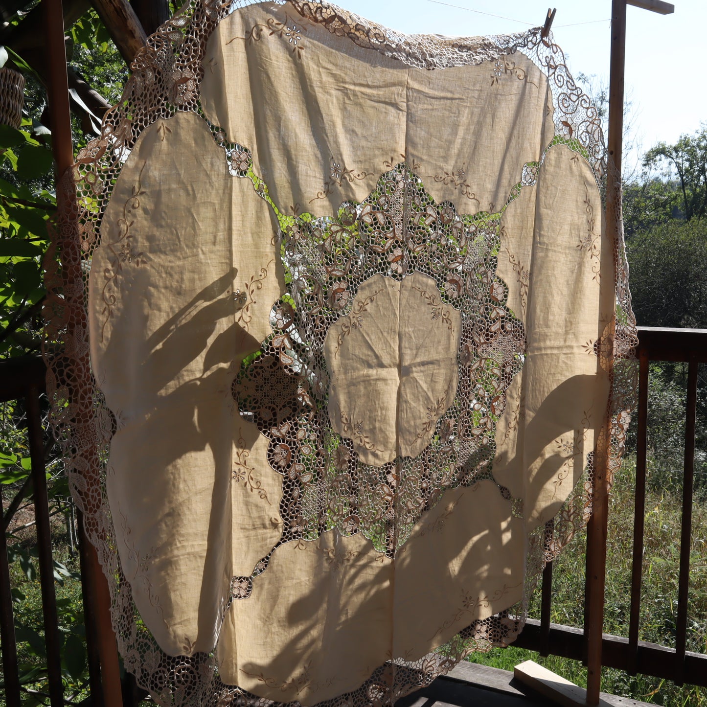 Antique Round Linen Tablecloth with Lace and Cutwork Embroidery – 180 cm with 8 Napkins