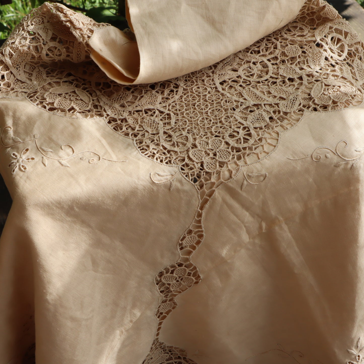 Antique Round Linen Tablecloth with Lace and Cutwork Embroidery – 180 cm with 8 Napkins