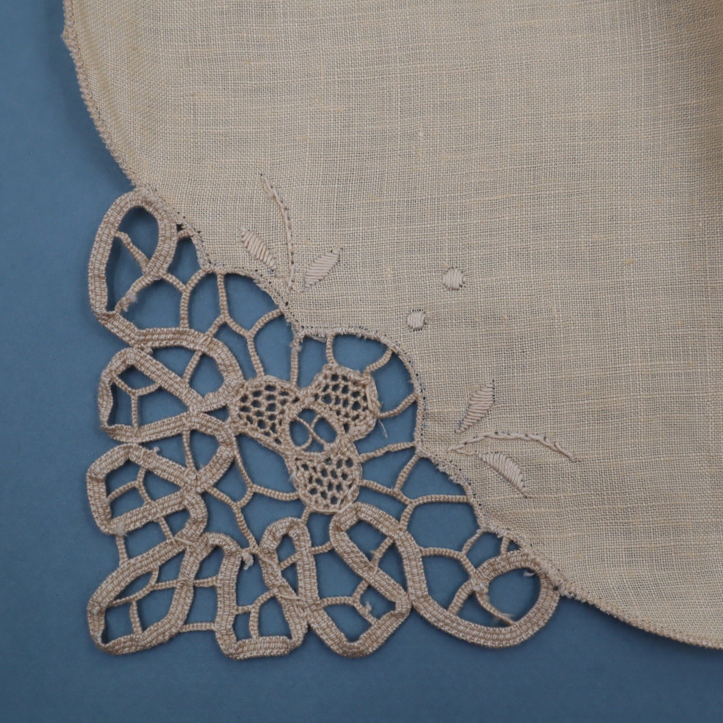 Antique Round Linen Tablecloth with Lace and Cutwork Embroidery – 180 cm with 8 Napkins