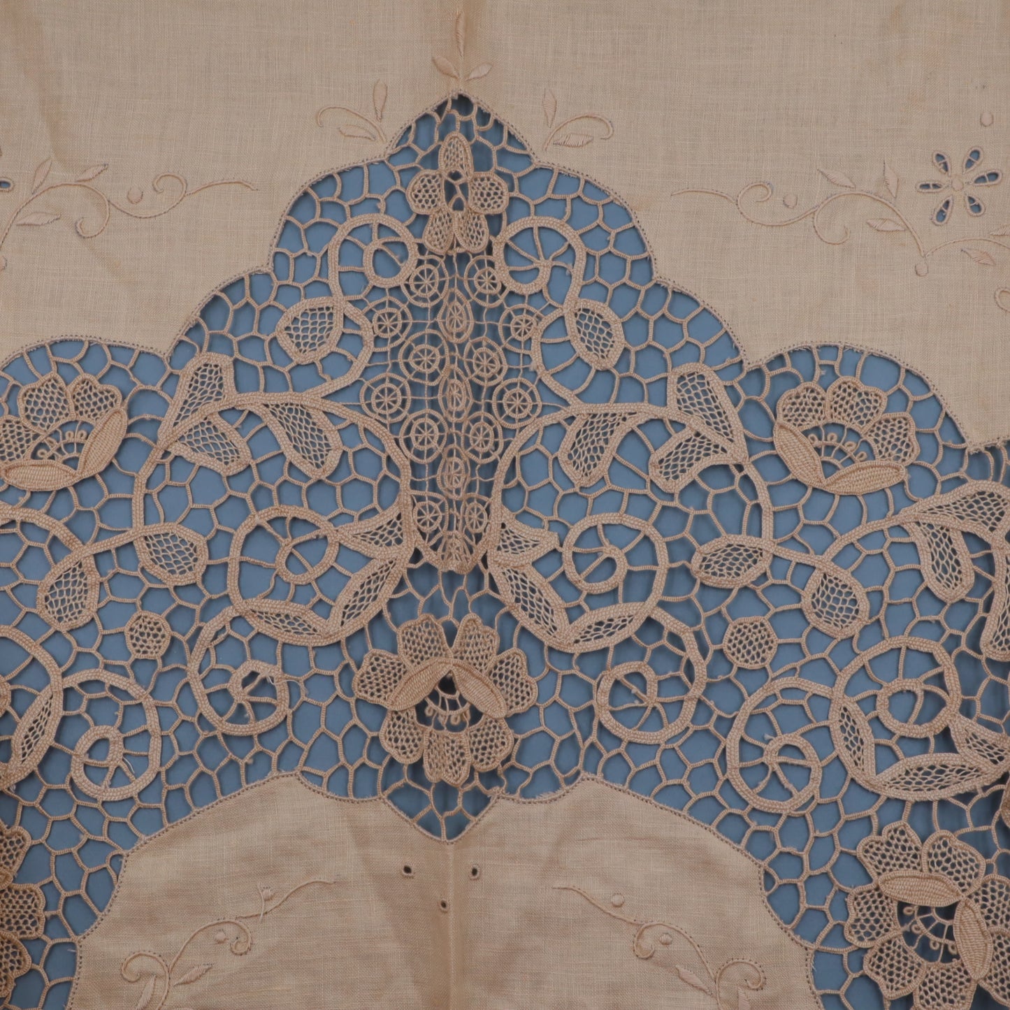 Antique Round Linen Tablecloth with Lace and Cutwork Embroidery – 180 cm with 8 Napkins
