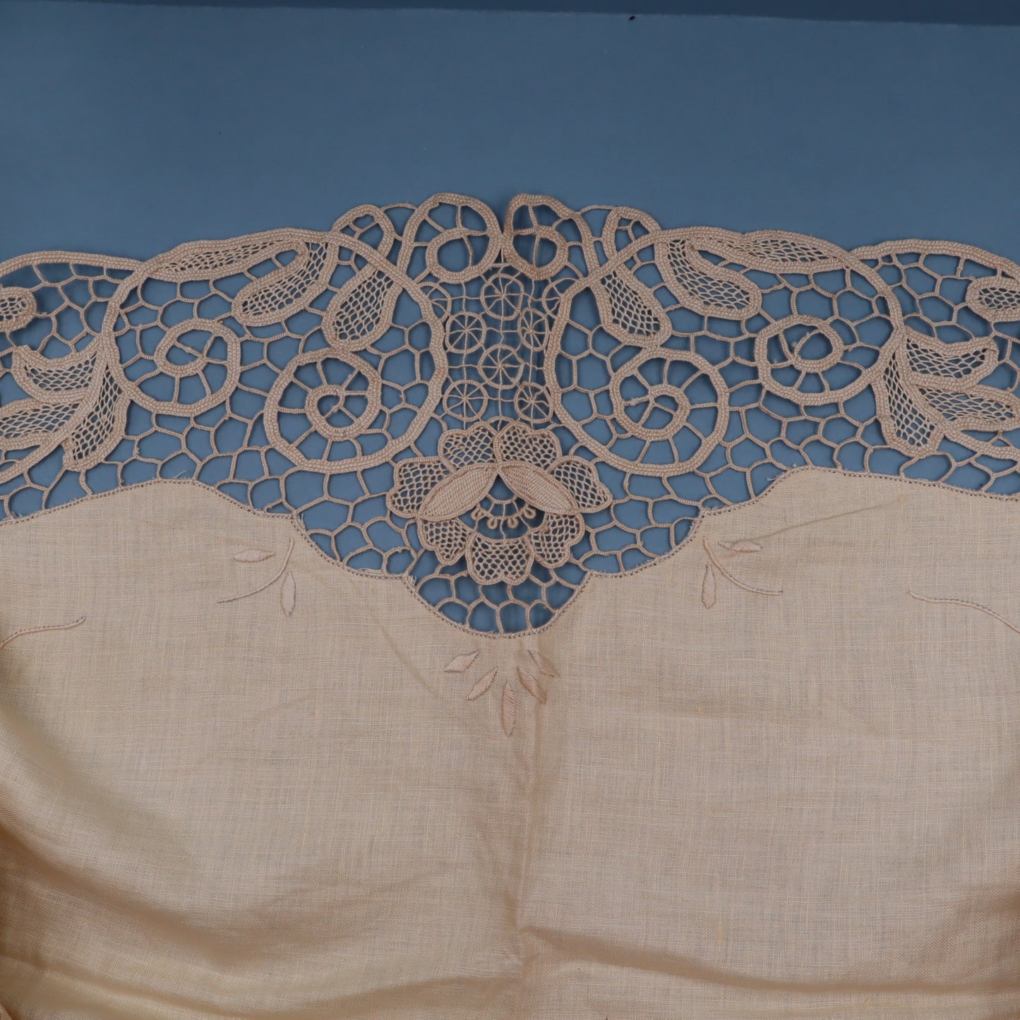 Antique Round Linen Tablecloth with Lace and Cutwork Embroidery – 180 cm with 8 Napkins