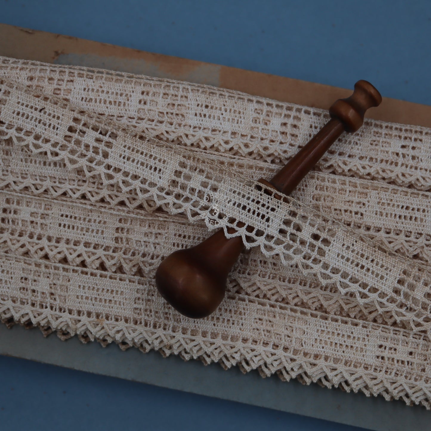 27m Cotton Bobbin Lace Border – Light Beige Geometric Edge