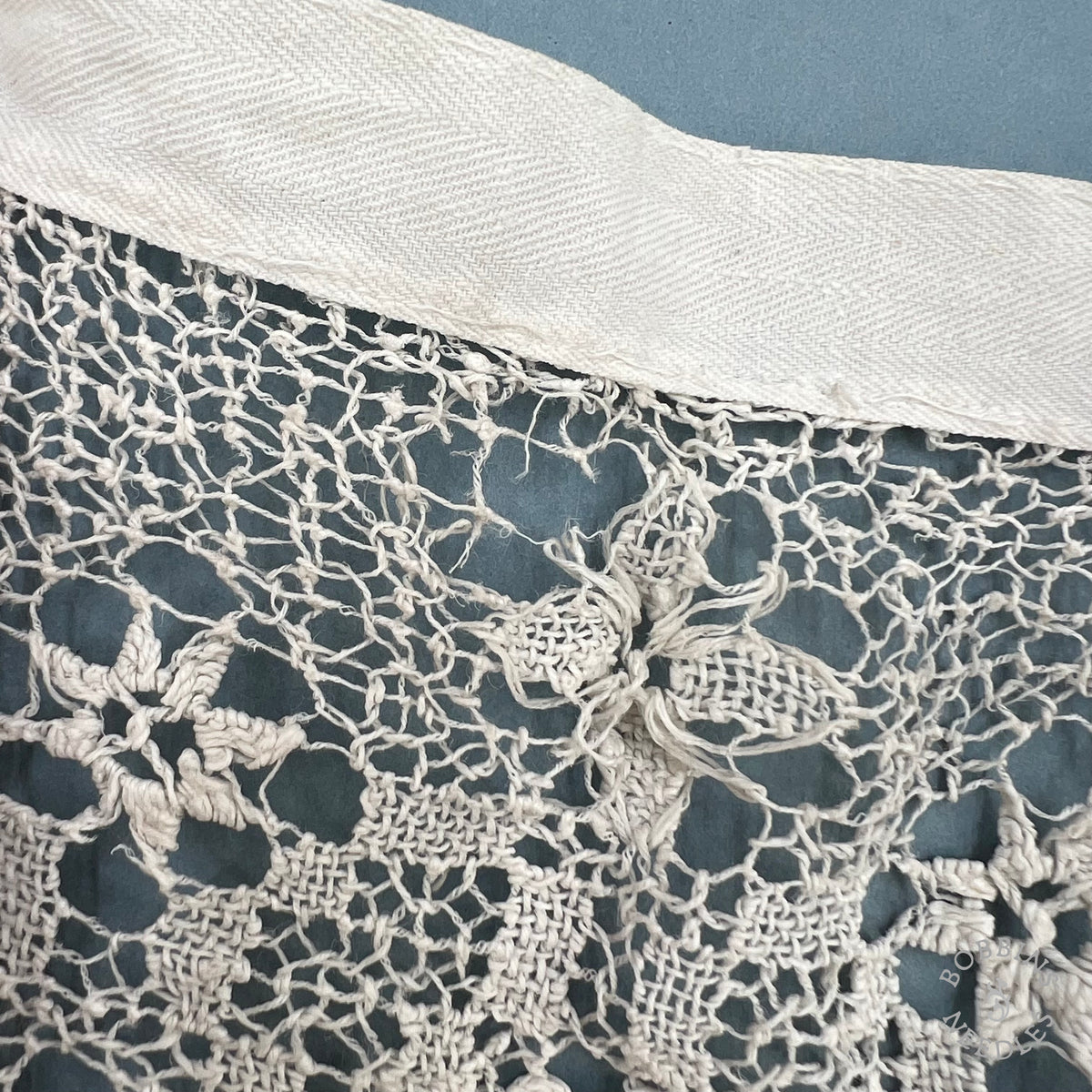 Antique Handmade Religious Filet Lace with Hearts and Crosses – 420 × 13 cm