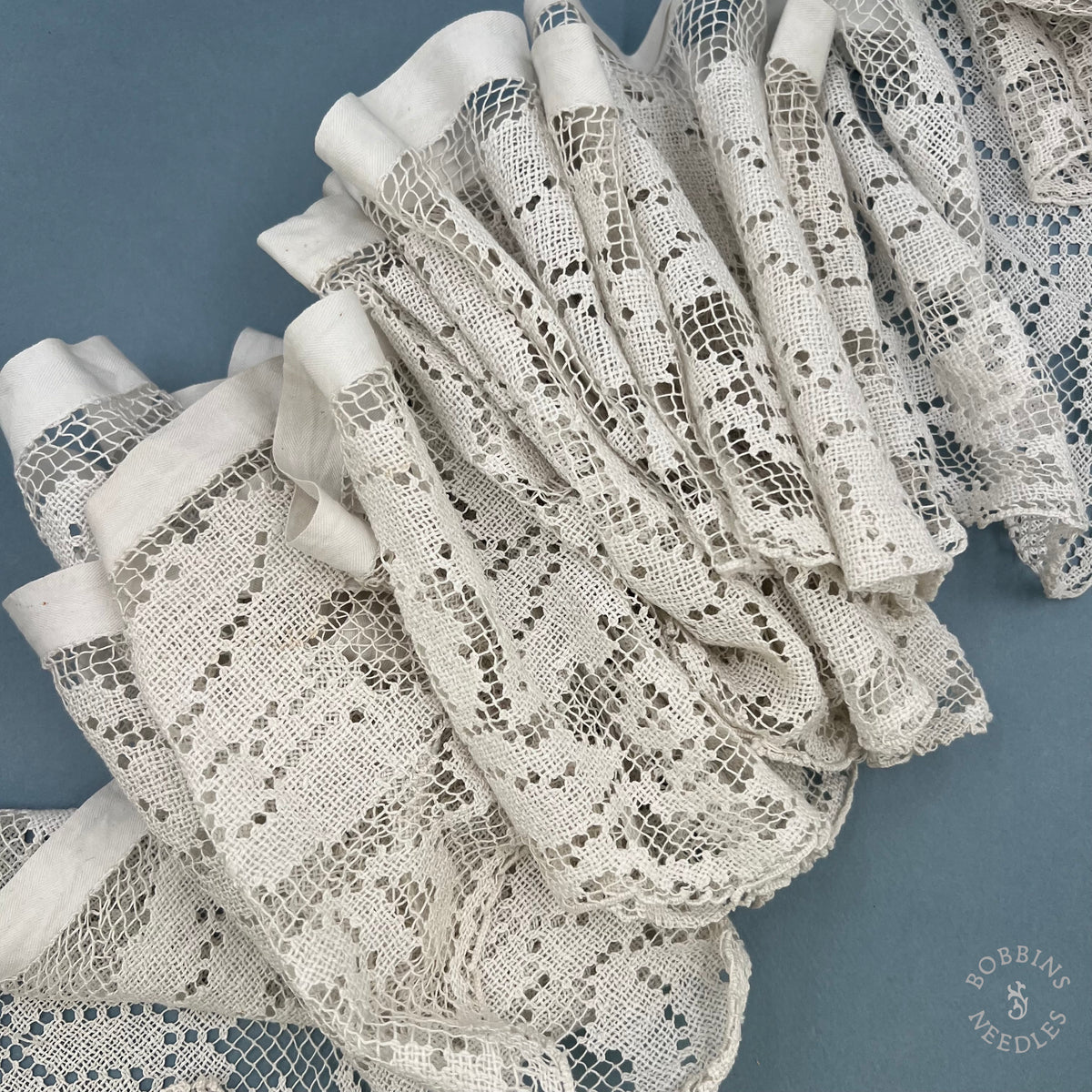 Antique Handmade Filet Lace Panel with Floral Pattern – 440 × 21 cm