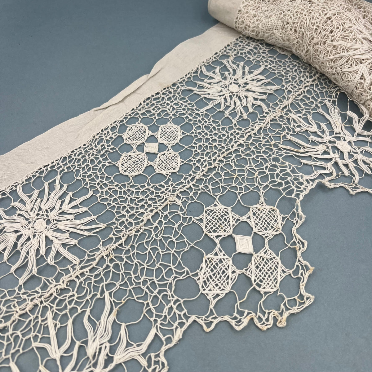 Antique Handmade Religious Net Lace Border with Cross Motifs – 336 × 23 cm