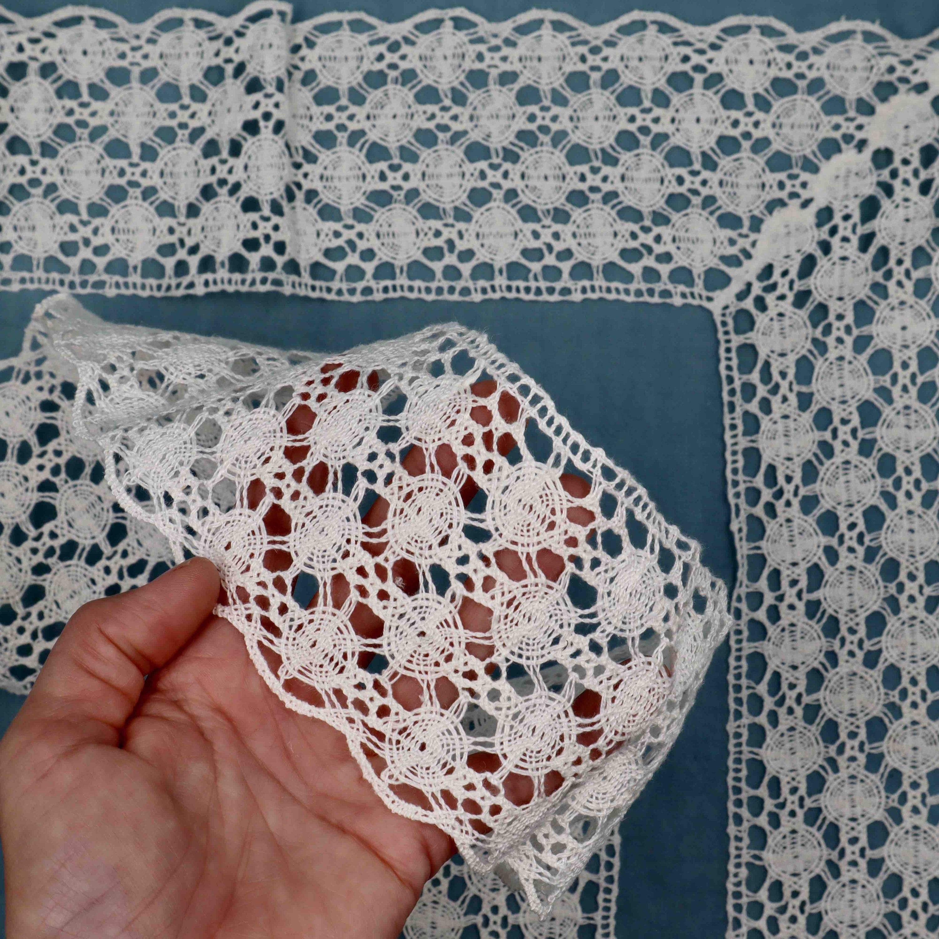 Table Runner Edging in Linen Bobbin Lace - Bobbins&Needles