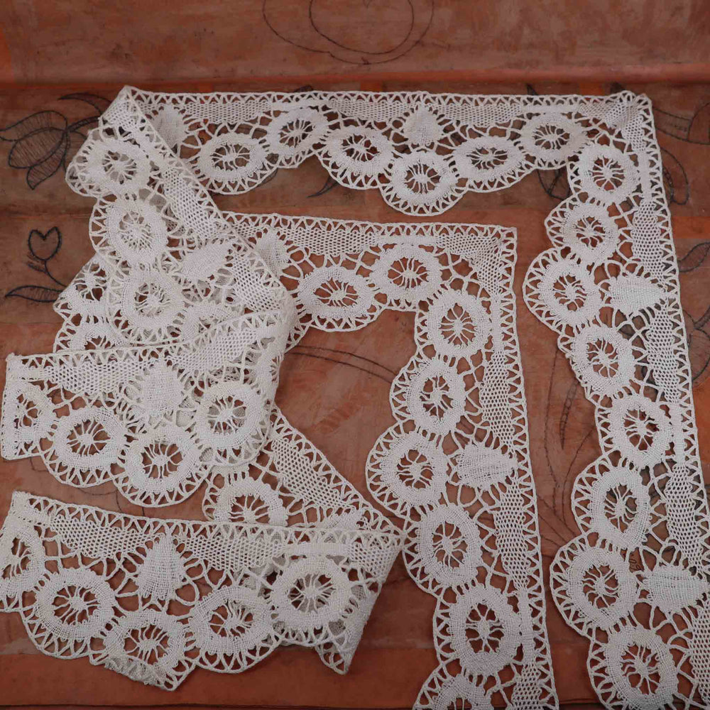 Bed Sheet Edging Handmade in Linen Bobbin Lace - Bobbins&Needles