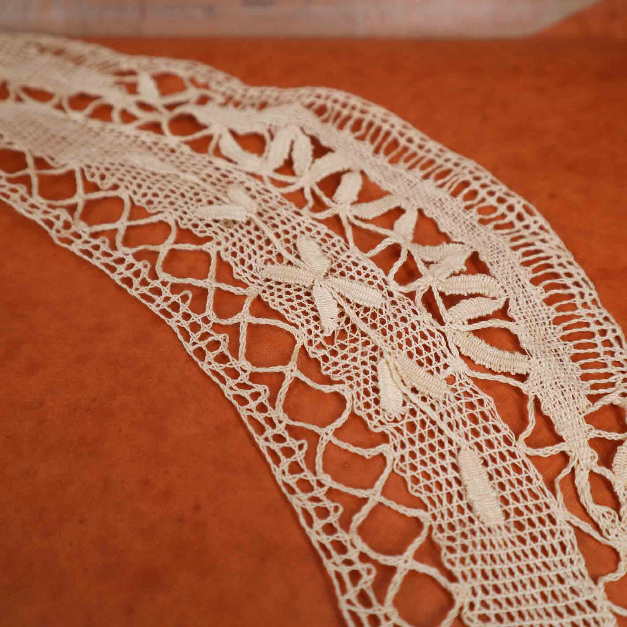 Round Doily Lace Edge Handmade in Linen - Bobbins&Needles