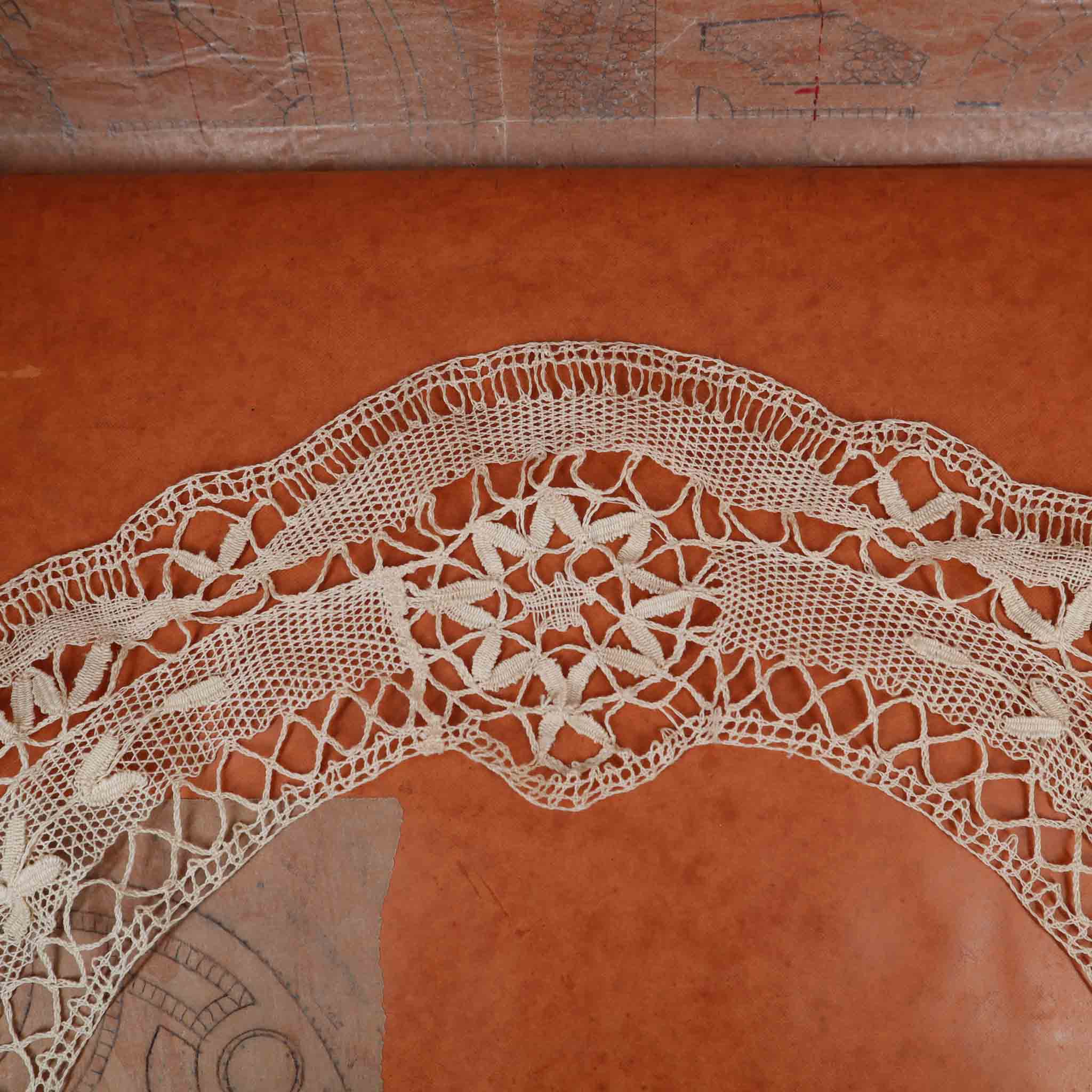 Round Doily Lace Edge Handmade in Linen - Bobbins&Needles