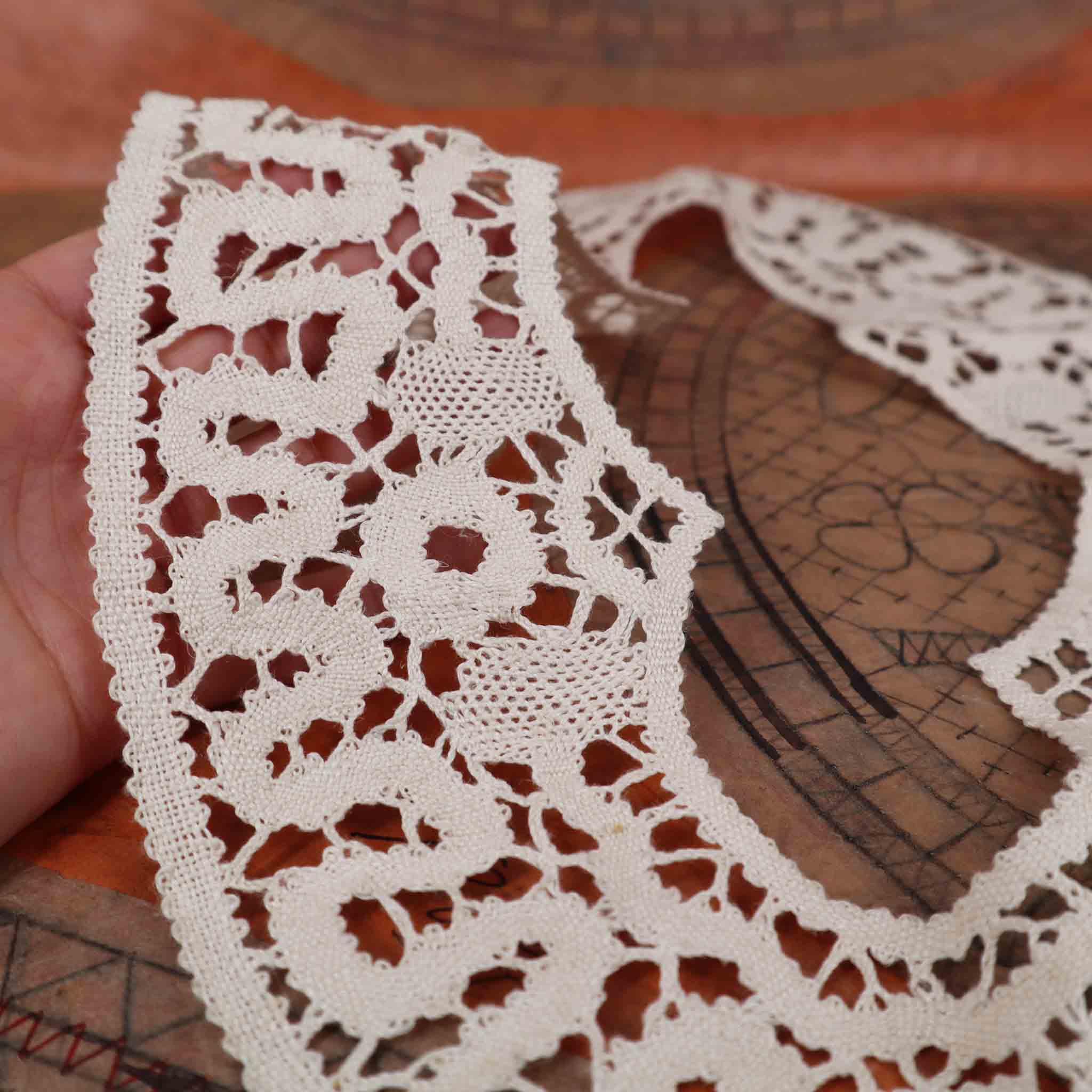 Oval Doily Lace Edge Handmade in Linen - Bobbins&Needles