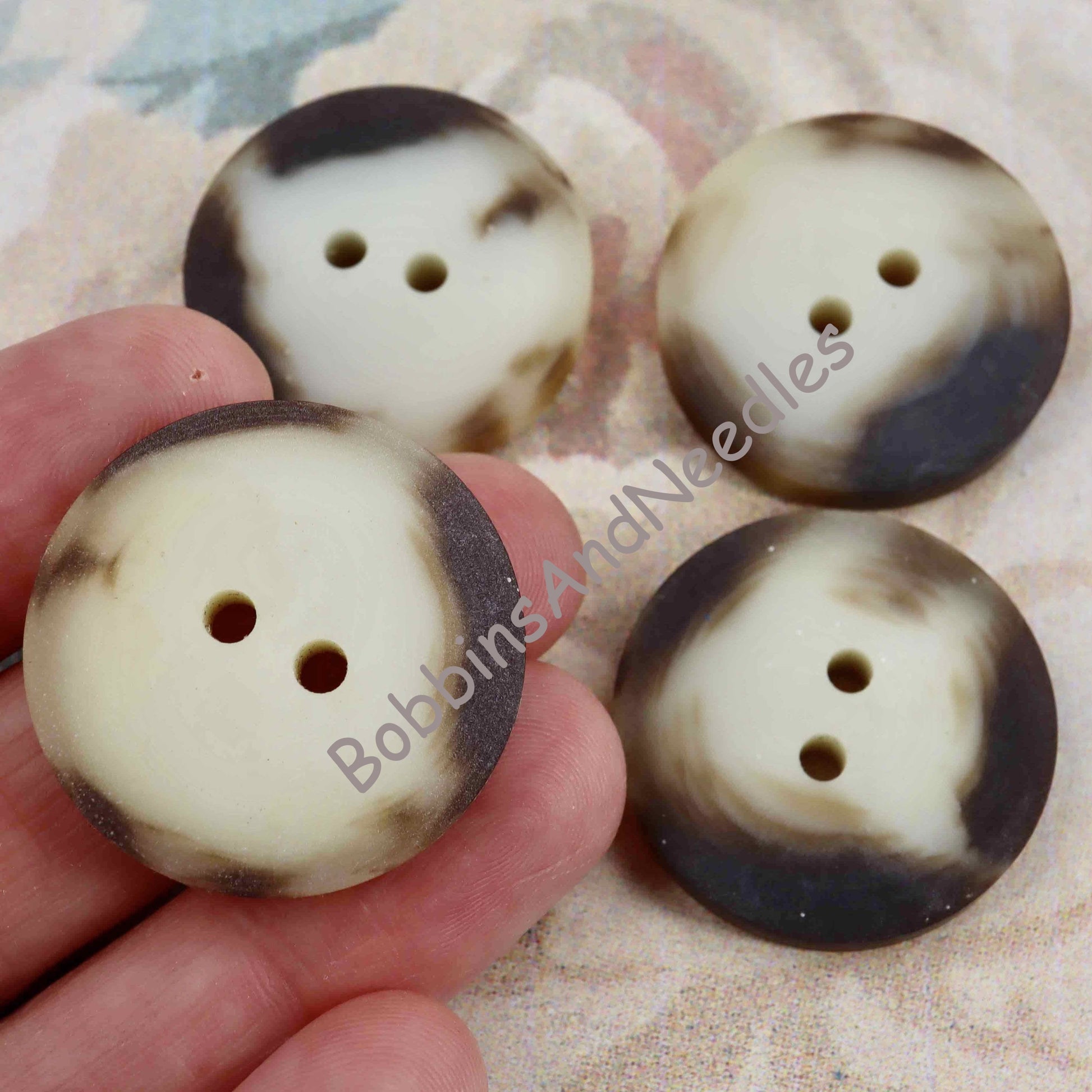 Set of 4 Mock Horn Buttons Ø 28 mm - Marbled Casein Cream & Brown - Bobbins&Needles