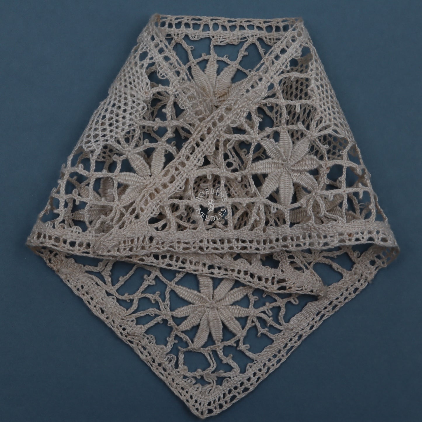 Set of 4 Lace Corners Handmade in Linen – Circle & Star Motifs