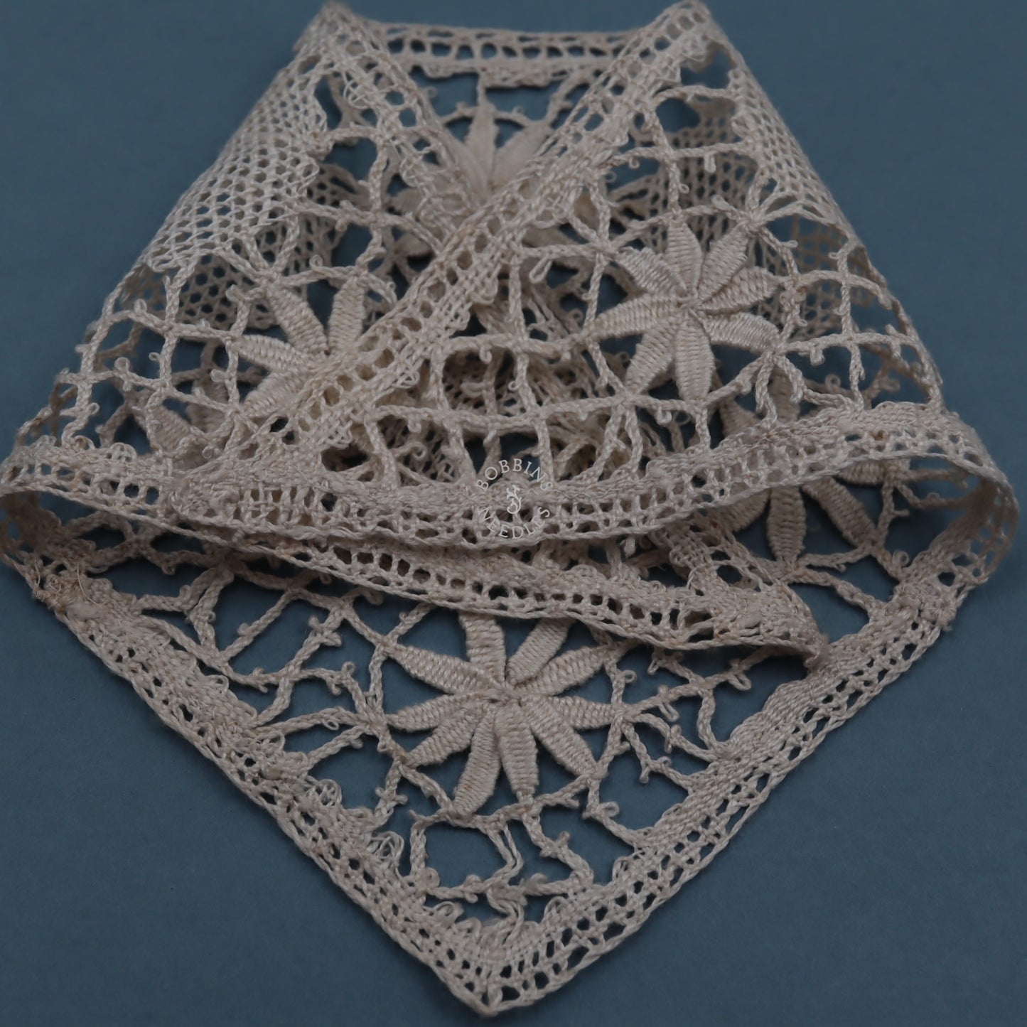 Set of 4 Lace Corners Handmade in Linen – Circle & Star Motifs