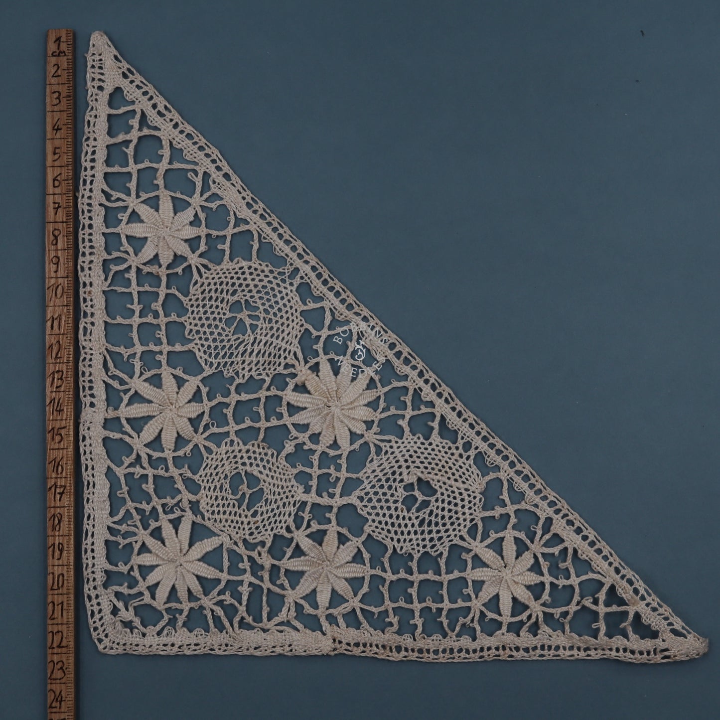 Set of 4 Lace Corners Handmade in Linen – Circle & Star Motifs