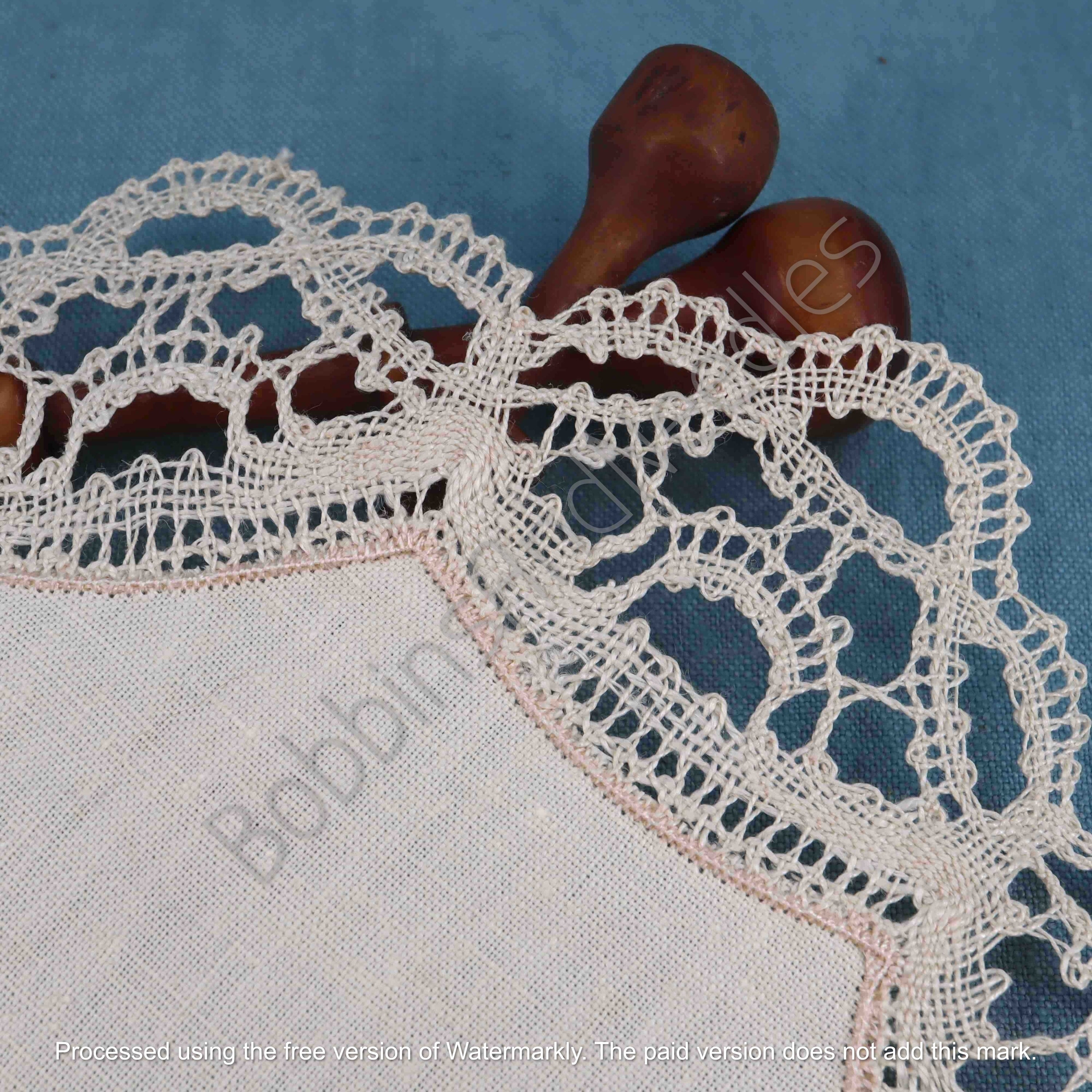 Antique Linen Doily with Handmade Bobbin Lace Border, 20 cm