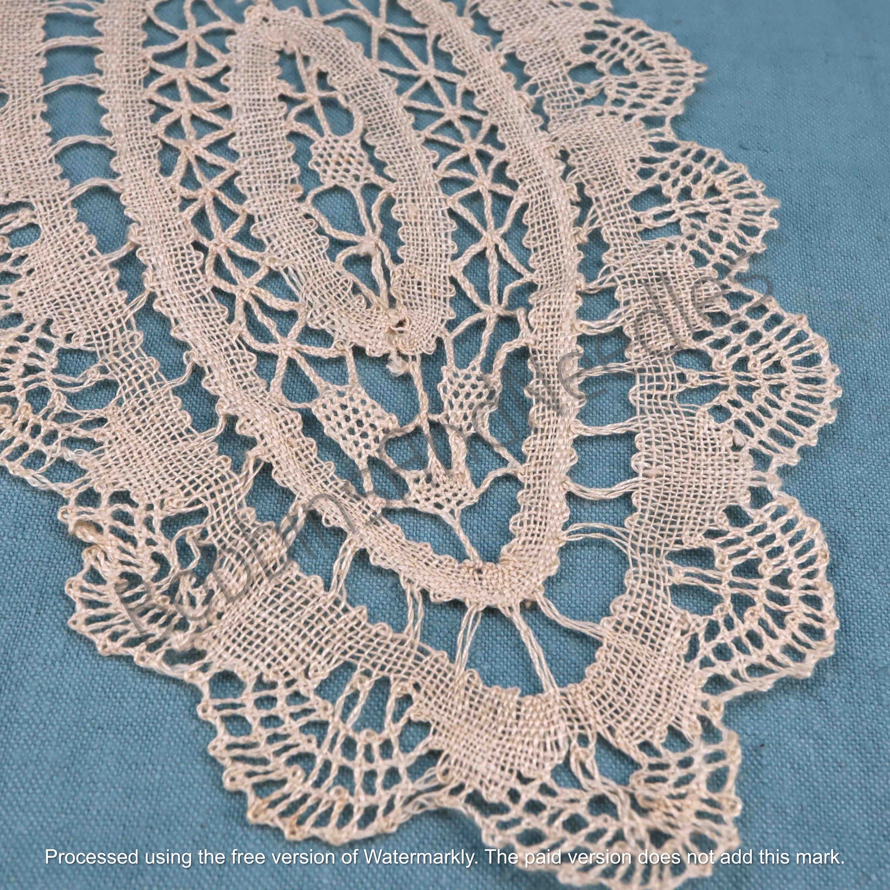 Doily Handmade in Linen Lace Doily - Antique Bobbin Lace made in France