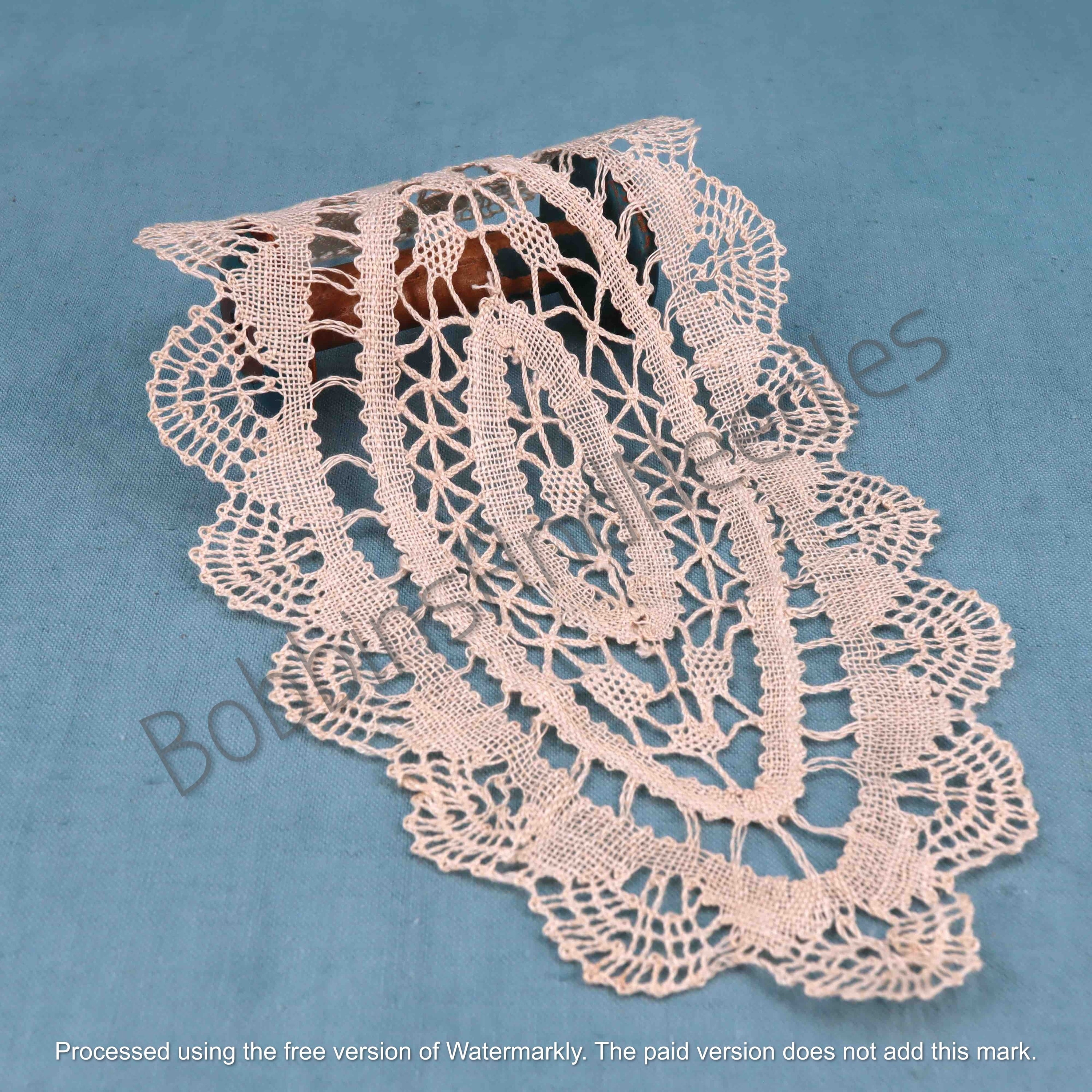 Doily Handmade in Linen Lace Doily - Antique Bobbin Lace made in France