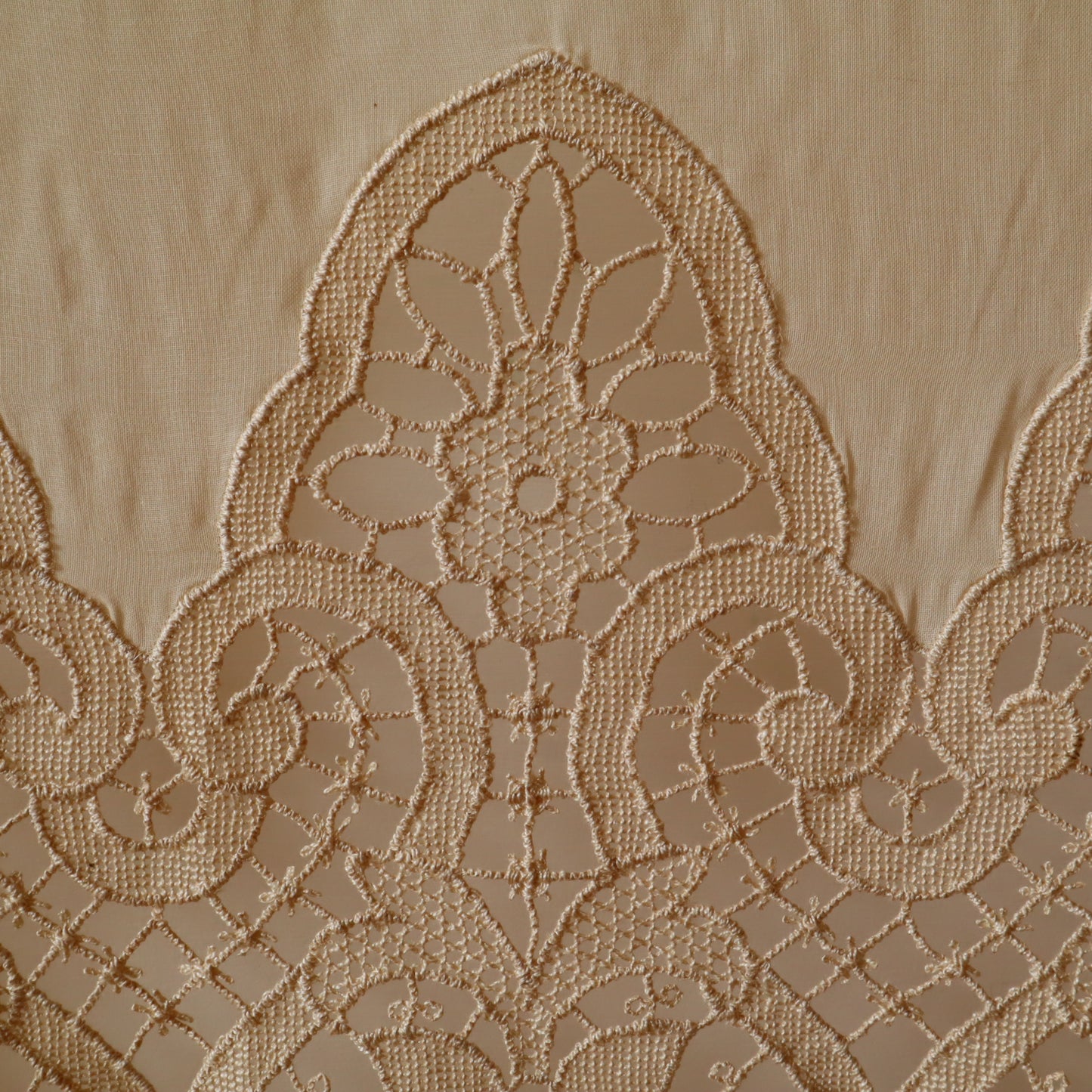 Antique Belgian Linen Curtain with Handmade Bruges Duchesse Lace – 300 × 230 cm drop