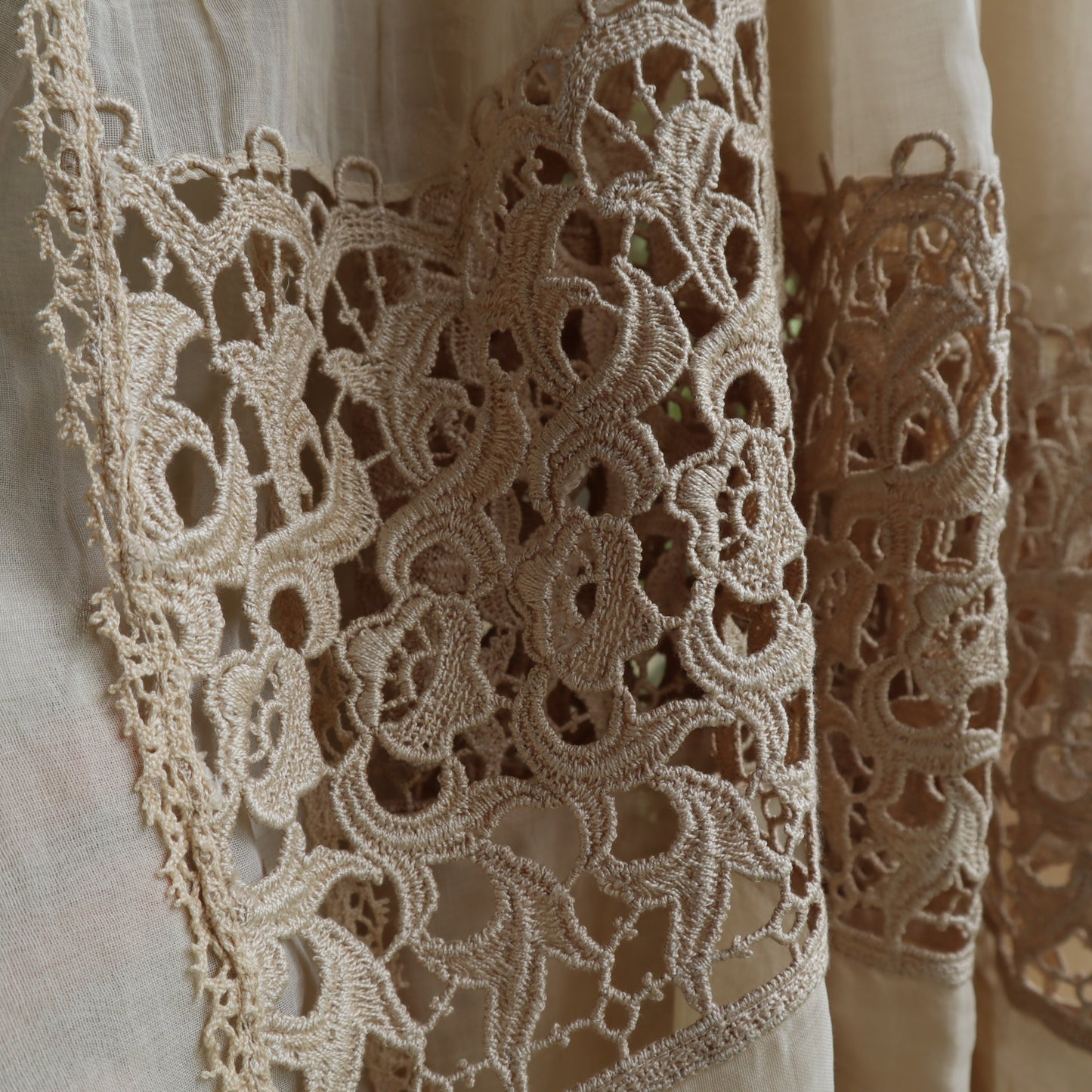Antique Belgian Curtain – Swiss Linen with 20 cm Bruges Guipure Lace Insertion – 190 × 180 cm