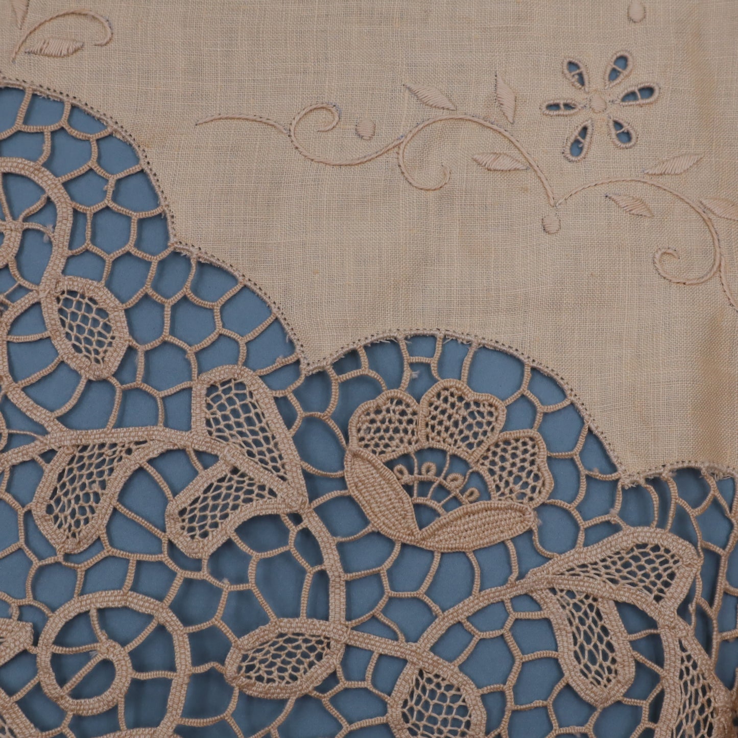 Antique Round Linen Tablecloth with Lace and Cutwork Embroidery – 180 cm with 8 Napkins
