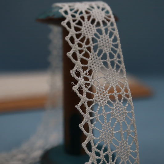 17.5m Vintage French Cotton Bobbin Lace Geometric Scalloped Edging
