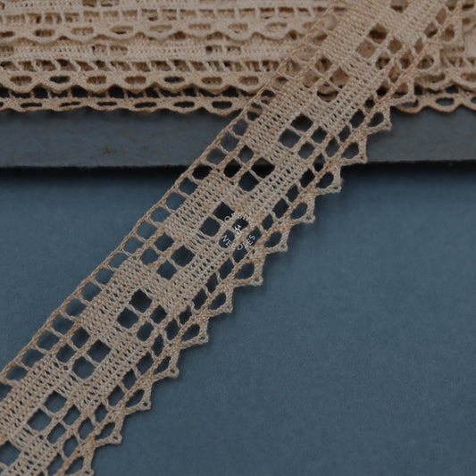 8.5m Vintage Bobbin Lace Border – Cotton Trim with Scalloped Edge