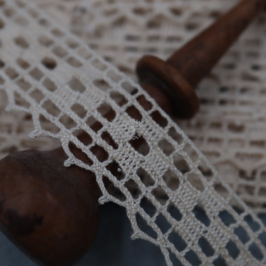 11.75m French Vintage Lace Border – Cotton with Check Pattern and Scalloped Edge