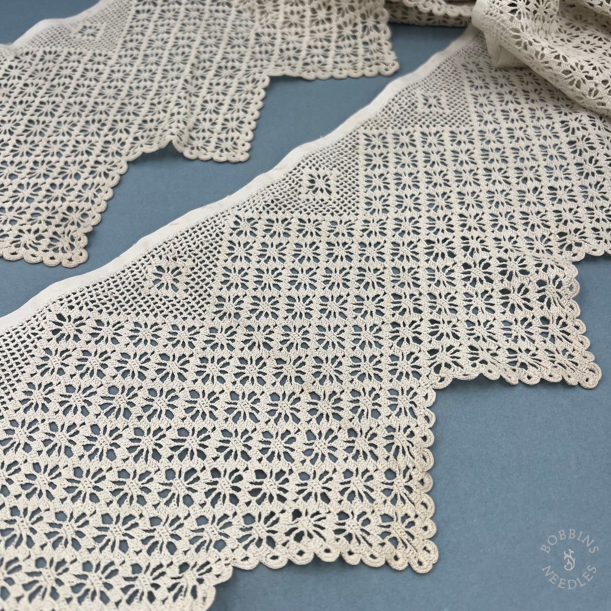 Antique Handmade Crochet Alb Lace Border with Floral Pattern – 260 × 17 cm