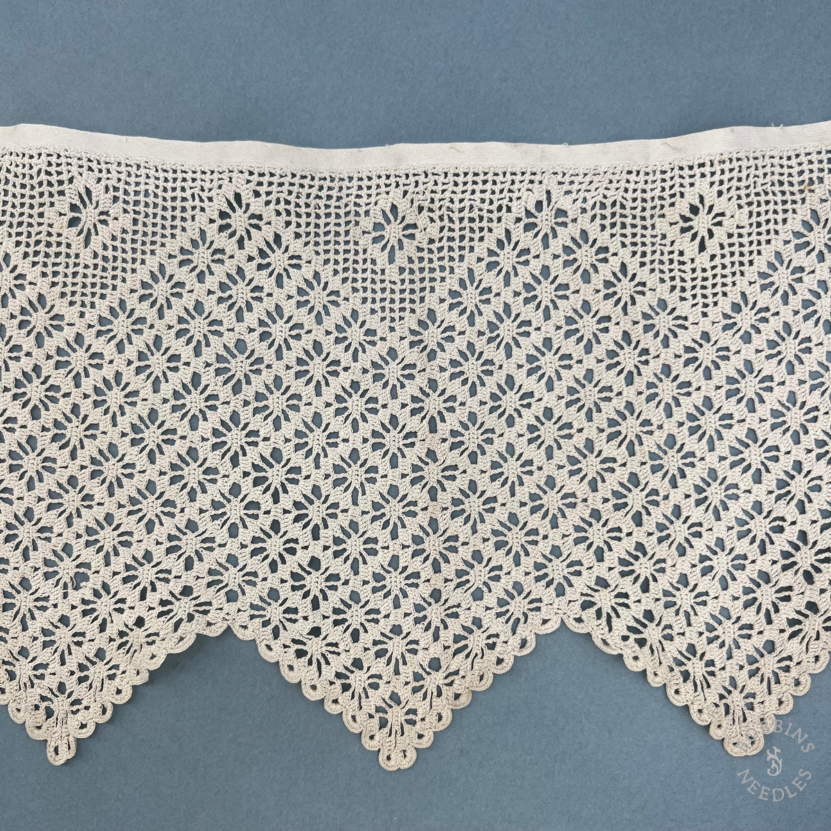 Antique Handmade Crochet Alb Lace Border with Floral Pattern – 260 × 17 cm