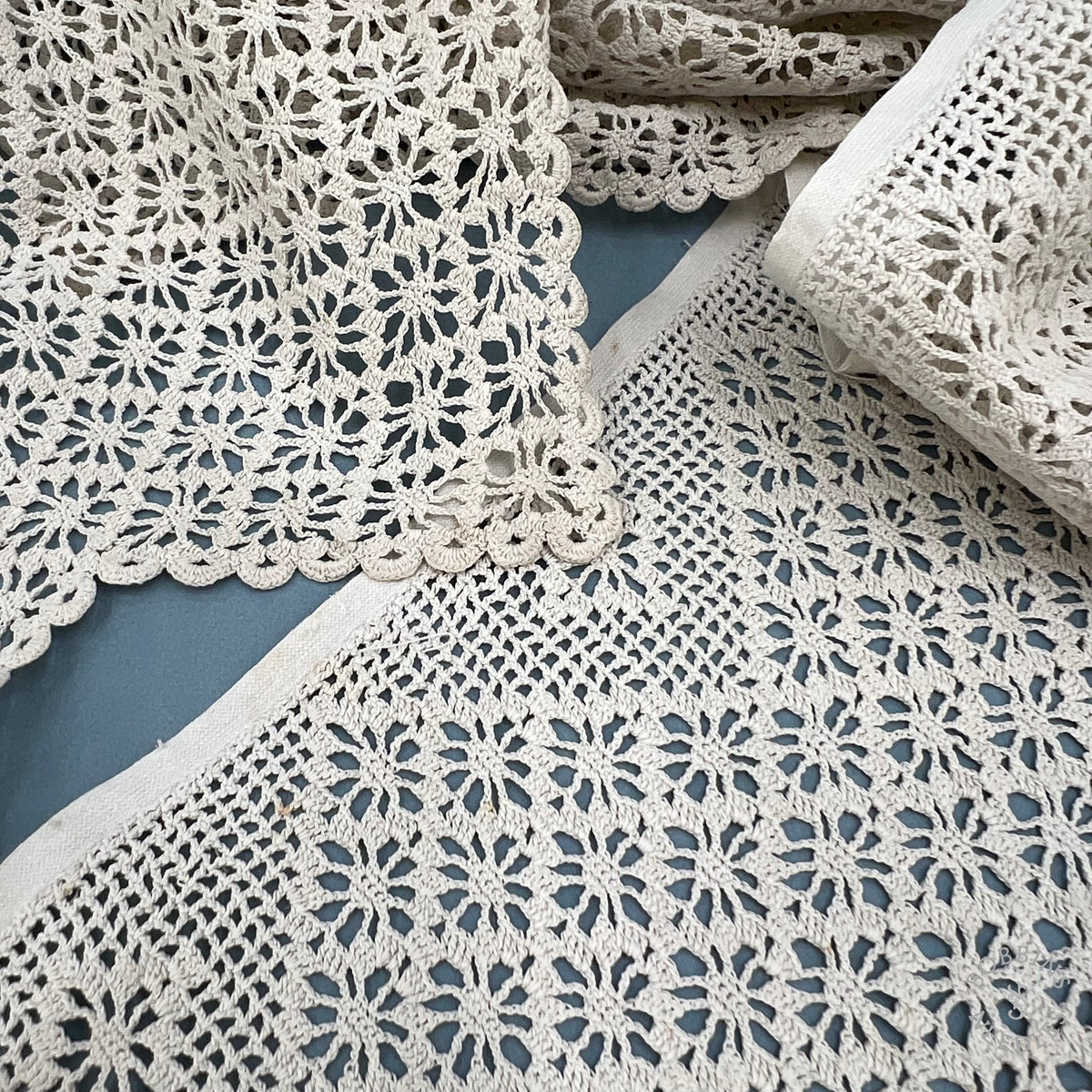 Antique Handmade Crochet Alb Lace Border with Floral Pattern – 260 × 17 cm