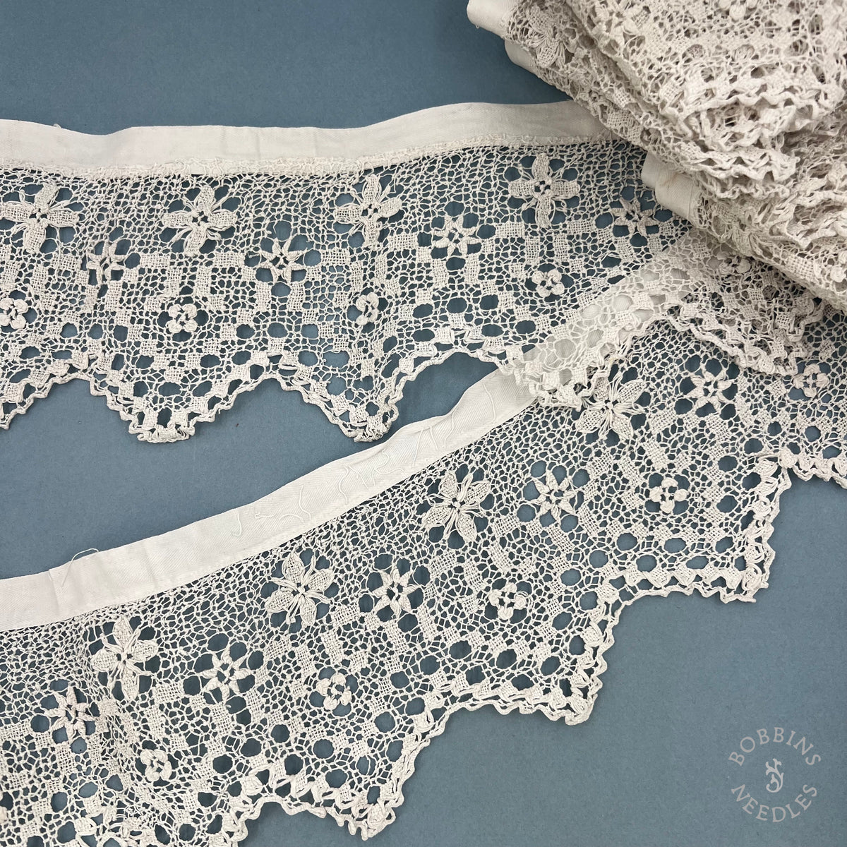 Antique Handmade Religious Filet Lace with Hearts and Crosses – 420 × 13 cm