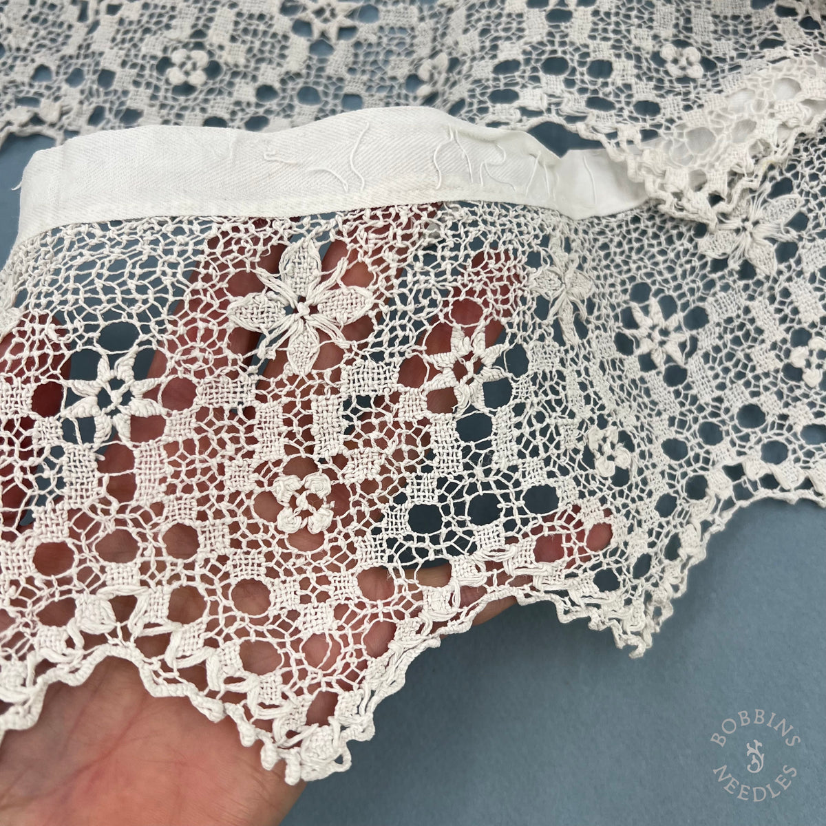 Antique Handmade Religious Filet Lace with Hearts and Crosses – 420 × 13 cm