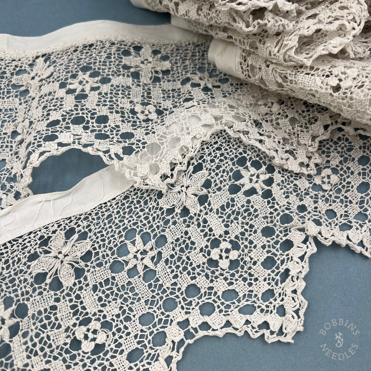 Antique Handmade Religious Filet Lace with Hearts and Crosses – 420 × 13 cm