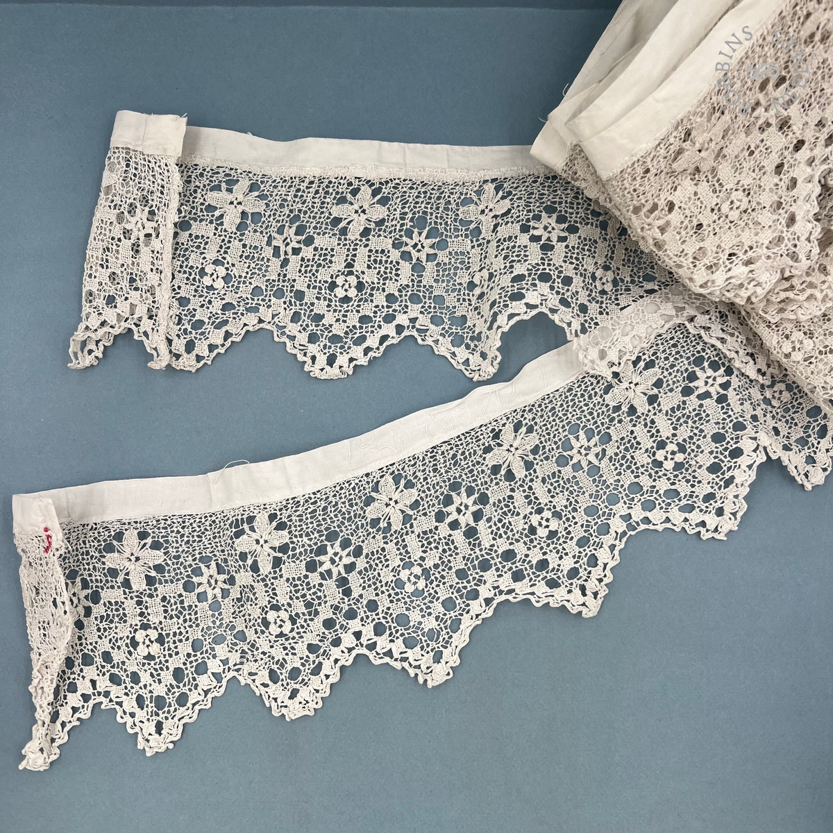 Antique Handmade Religious Filet Lace with Hearts and Crosses – 420 × 13 cm