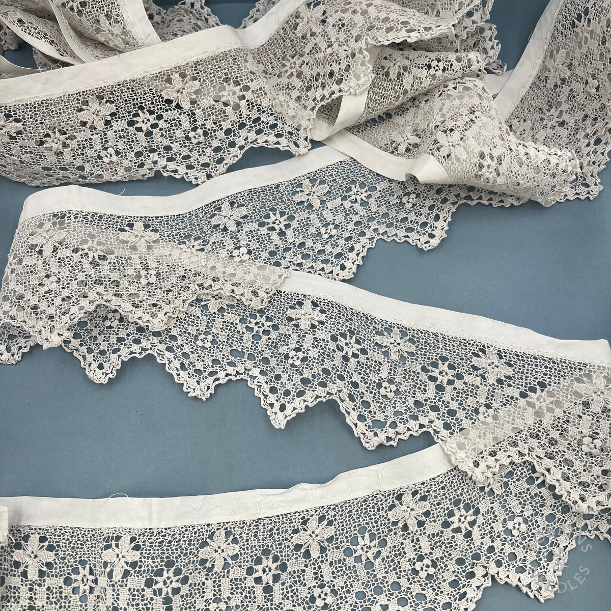 Antique Handmade Religious Filet Lace with Hearts and Crosses – 420 × 13 cm