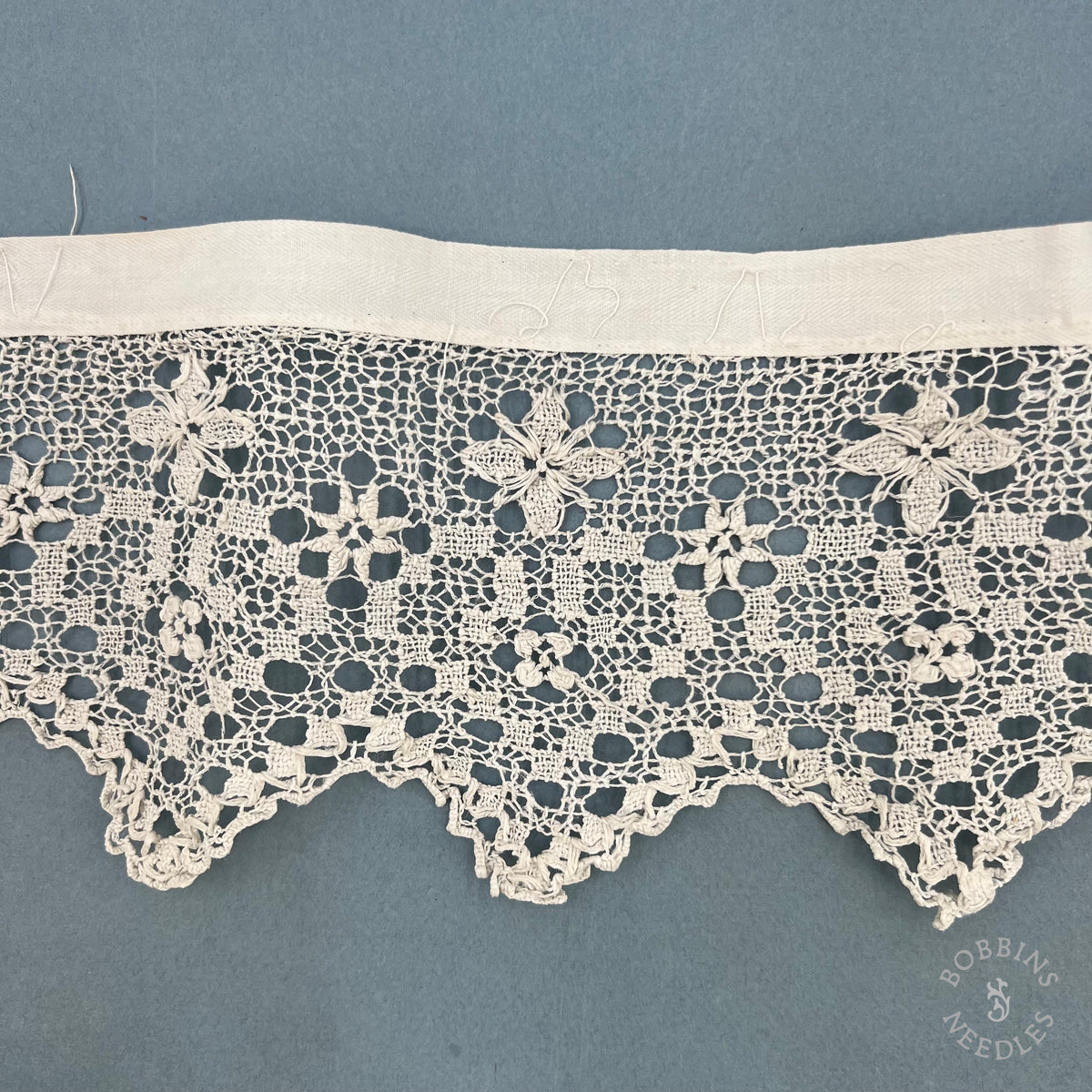 Antique Handmade Religious Filet Lace with Hearts and Crosses – 420 × 13 cm