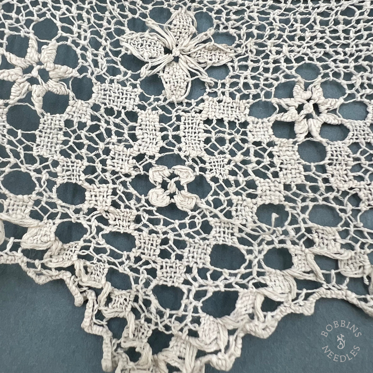 Antique Handmade Religious Filet Lace with Hearts and Crosses – 420 × 13 cm