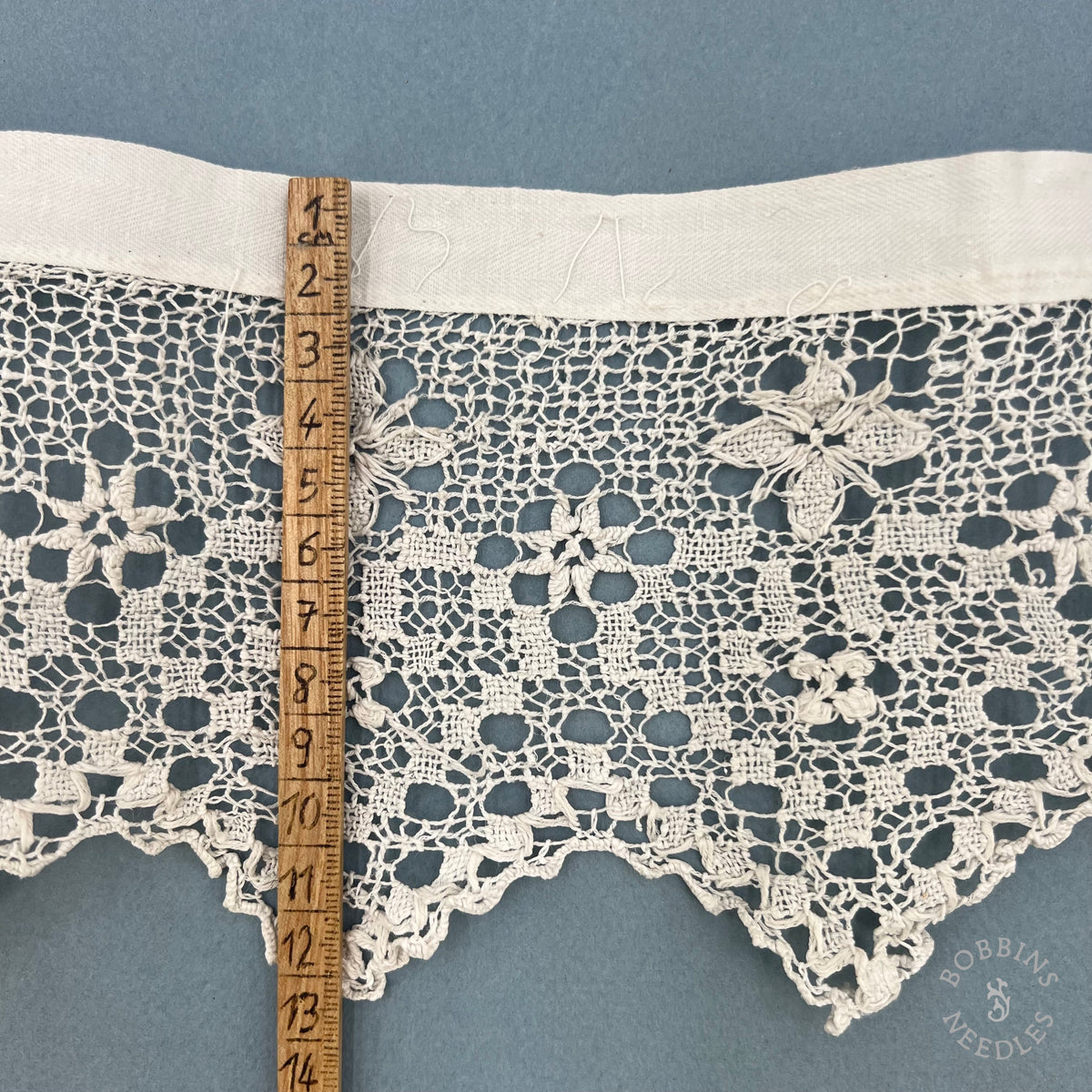 Antique Handmade Religious Filet Lace with Hearts and Crosses – 420 × 13 cm
