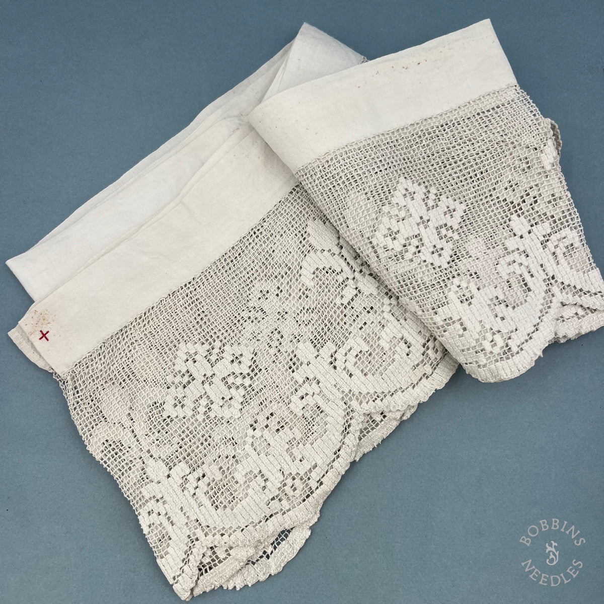 Antique Handmade Religious Filet Lace with Fleur-de-Lis & Crosses – 360 × 18 cm