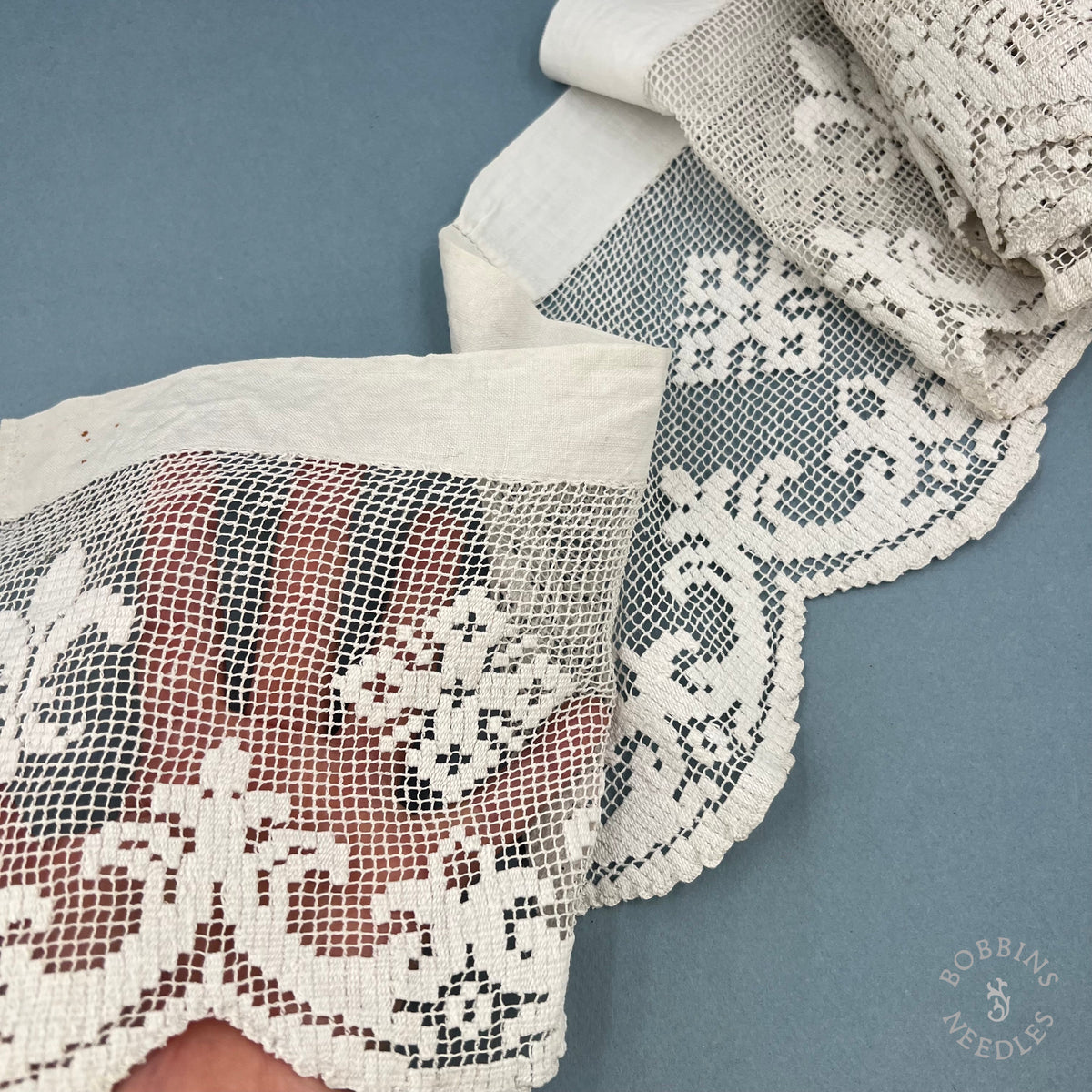 Antique Handmade Religious Filet Lace with Fleur-de-Lis & Crosses – 360 × 18 cm
