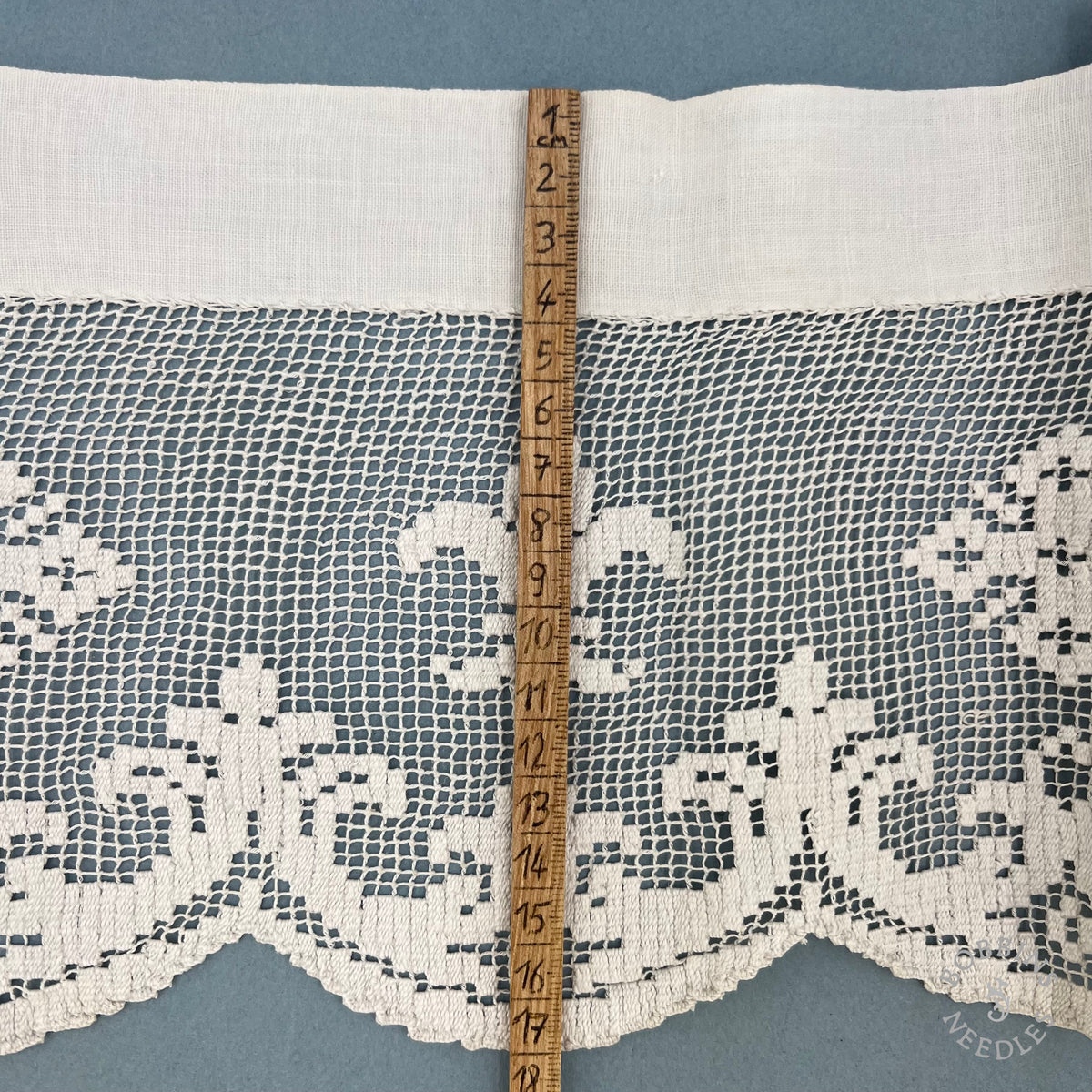 Antique Handmade Religious Filet Lace with Fleur-de-Lis & Crosses – 360 × 18 cm
